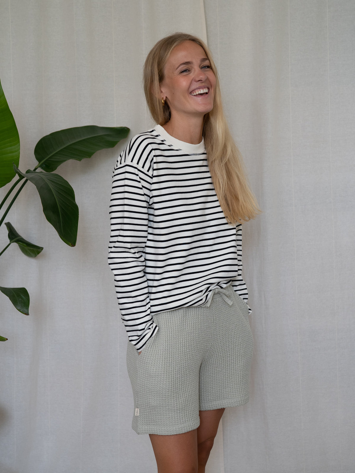 Sommerliches Fair Fashion Outfit mit salbeigrünen Waffelstrick Shorts – Damenmode aus GOTS-zertifizierter Baumwolle