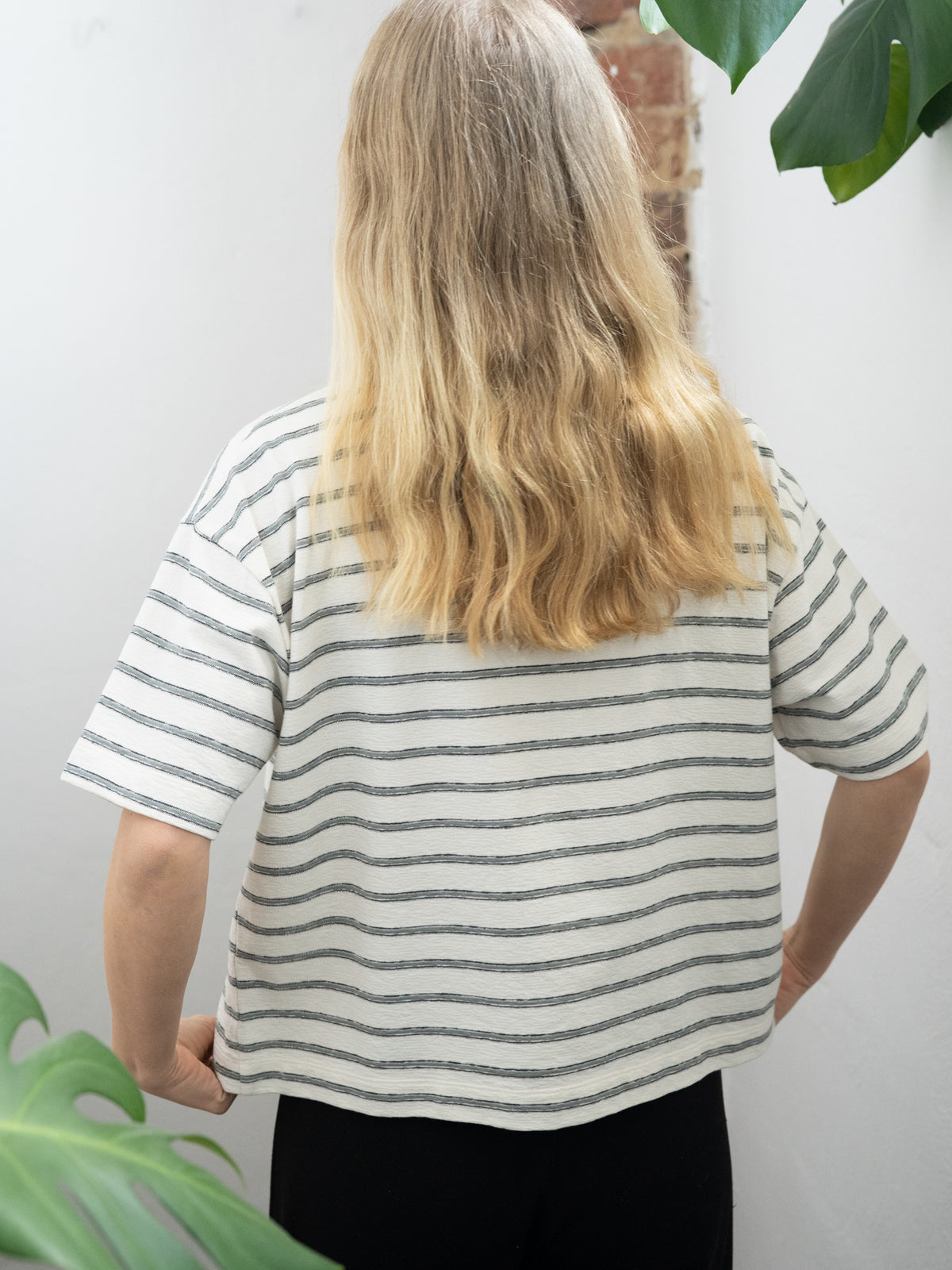 Gestreiftes Boxy Frauen T-Shirt aus Biobaumwolle Made in Portugal in cremeweiss salbei.