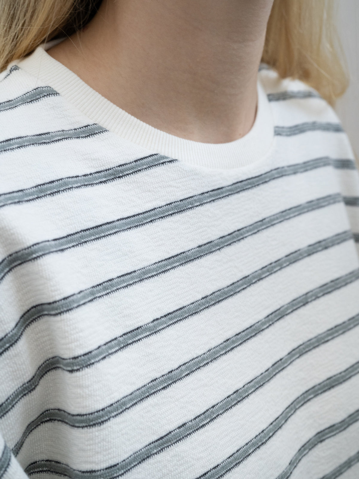 Gestreiftes Boxy Frauen T-Shirt aus Biobaumwolle Made in Portugal in cremeweiss salbei.