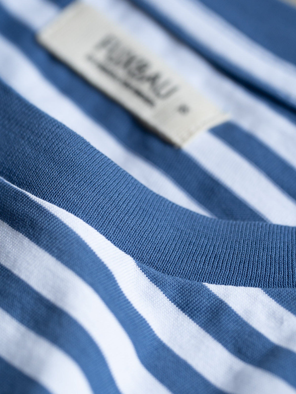 Detailansicht eines T-Shirt Kragen mit blau weiss gestreiften Streifen aus Biobaumwolle von FUXBAU. 