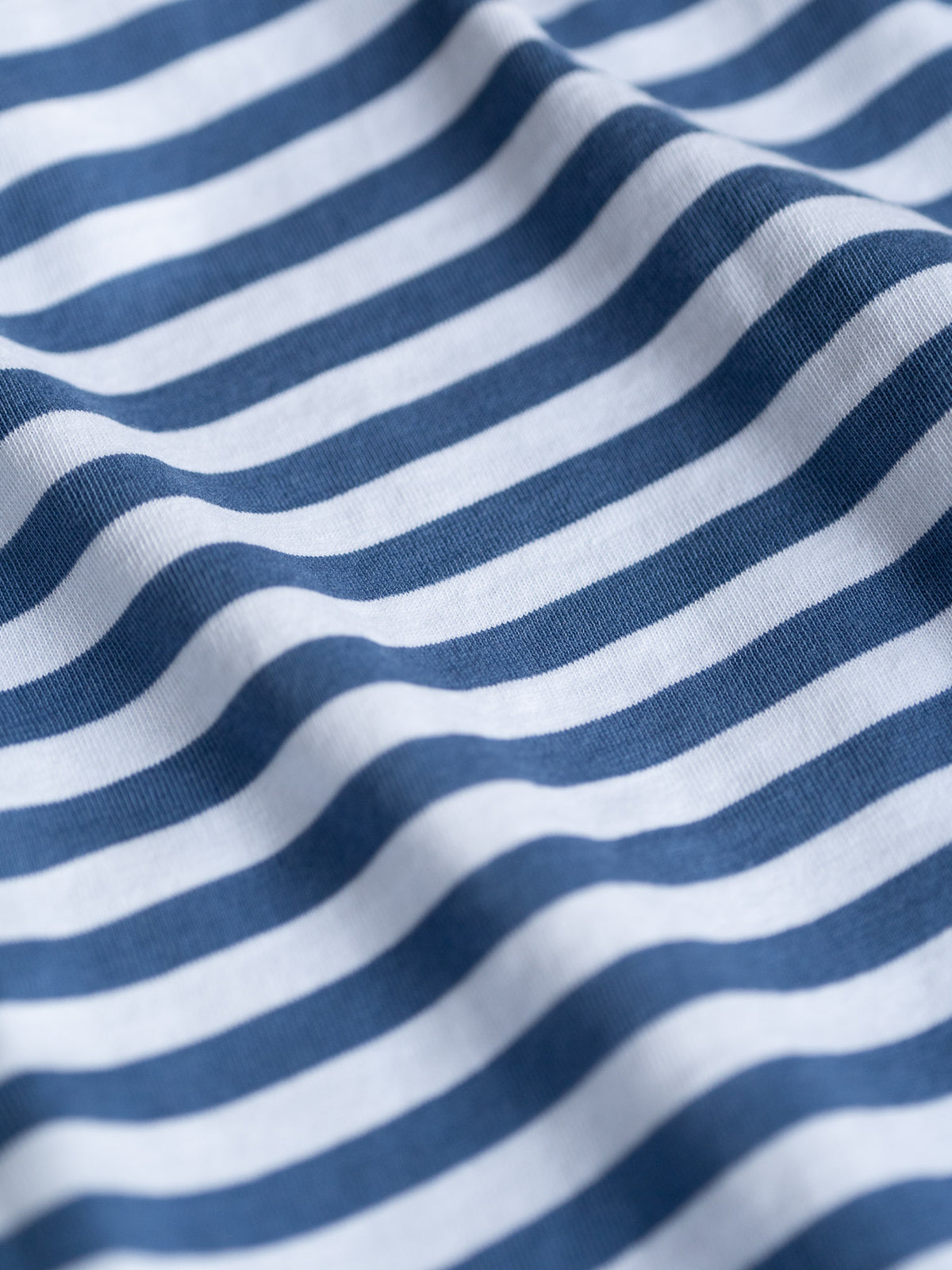 Detailansicht eines blau weiss gestreiften Frauen T-Shirts aus Biobaumwolle von FUXBAU. 