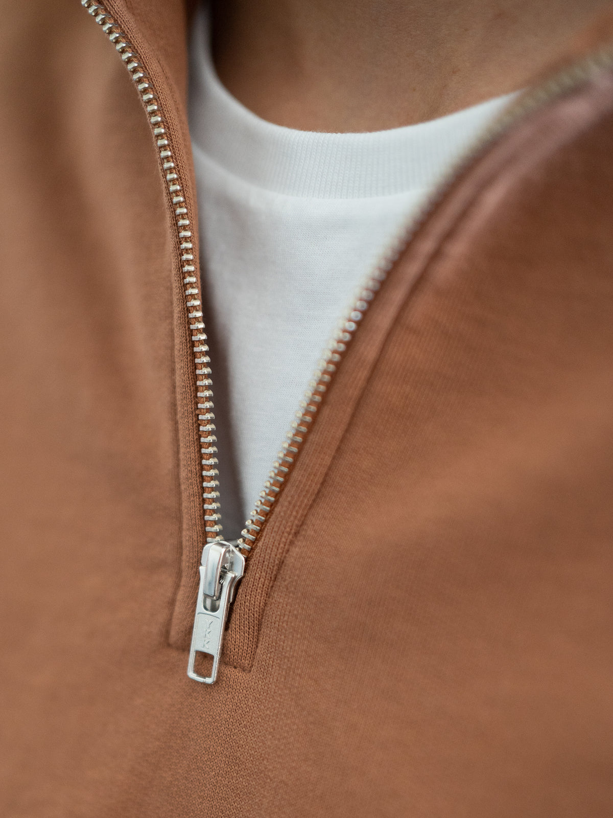 Fair Fashion Frauen Half Zip Sweater in karamell von FUXBAU. Gefertigt aus 100% GOTS zertifizierter Biobaumwolle in Portugal. Detailansicht vom YKK Reissverschluss.