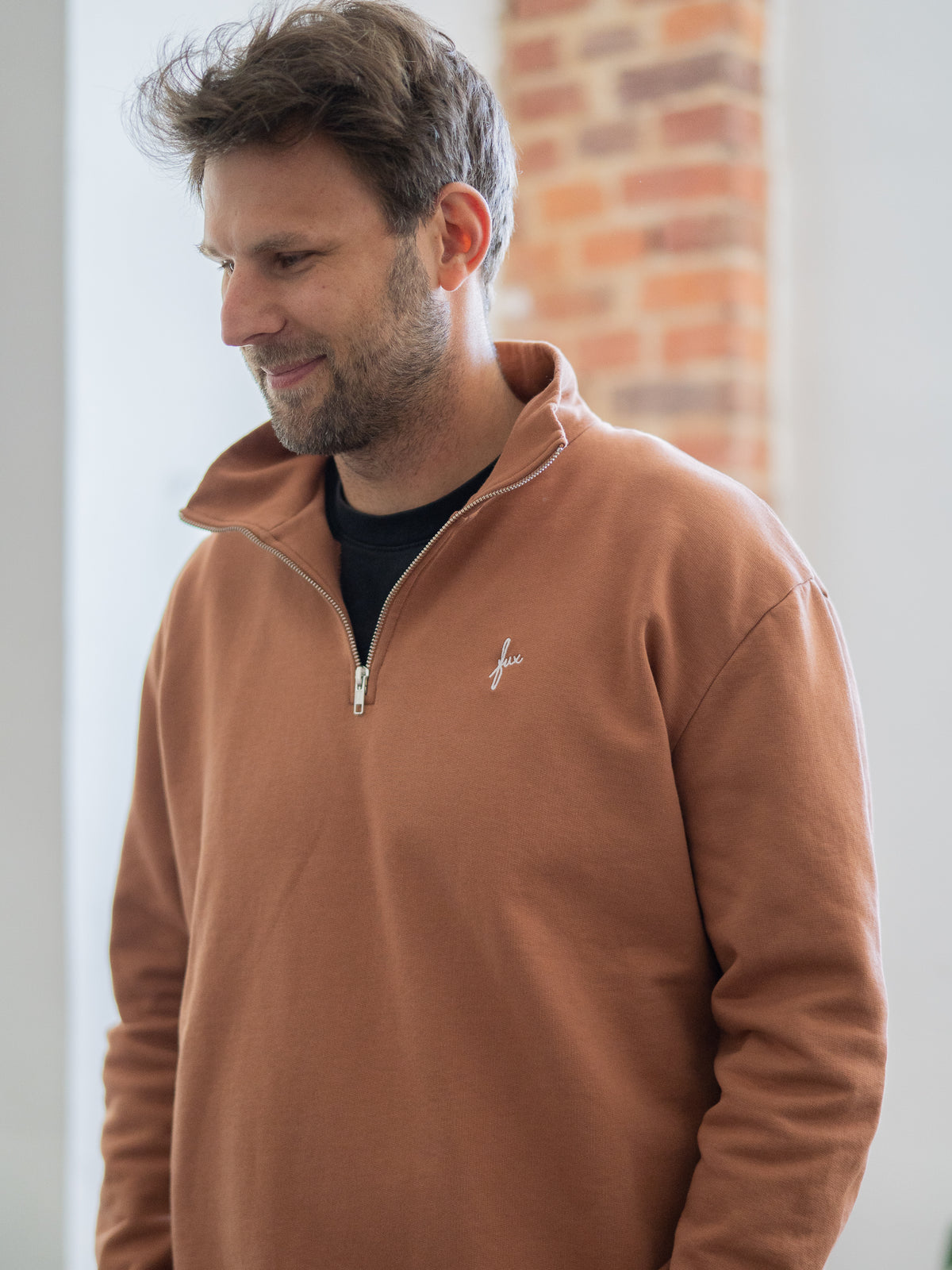 Fair Fashion Männer Half Zip Sweater in Karamell von FUXBAU. Gefertigt aus 100% GOTS zertifizierter Biobaumwolle in Portugal.