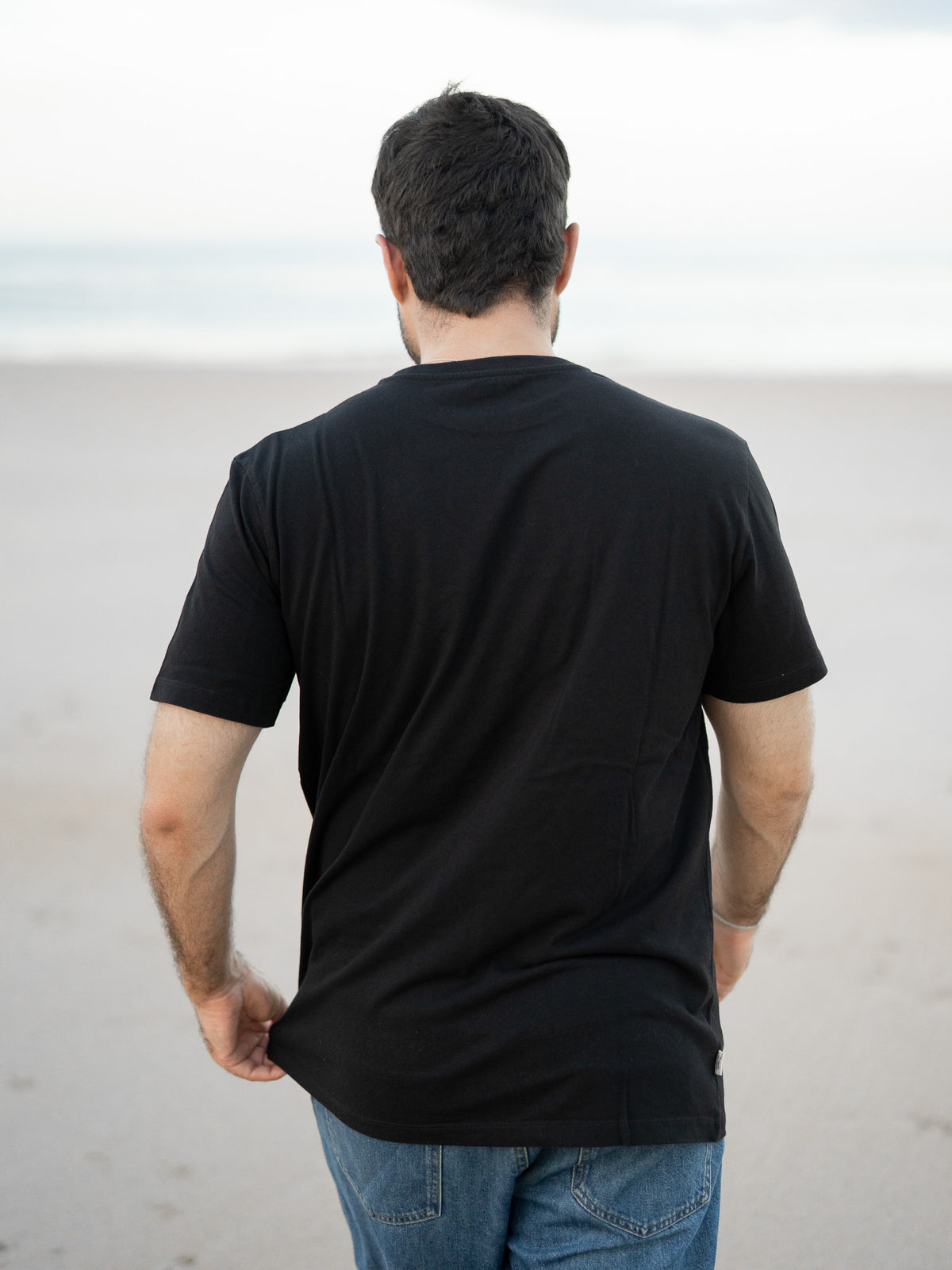 Fair Fashion Basic T-Shirt von FUXBAU aus 100% GOTS zertifizierter Biobaumwolle. Gefertigt in Portugal und getragen von unserem Freund Guillermo am Strand in Spanien.
