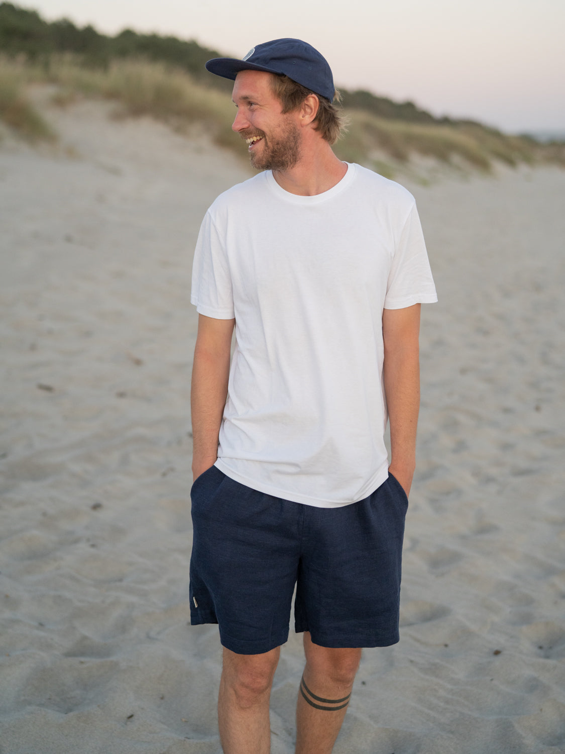 Kenny trägt unsere Männer Leinenshorts in navy, Vorderansicht