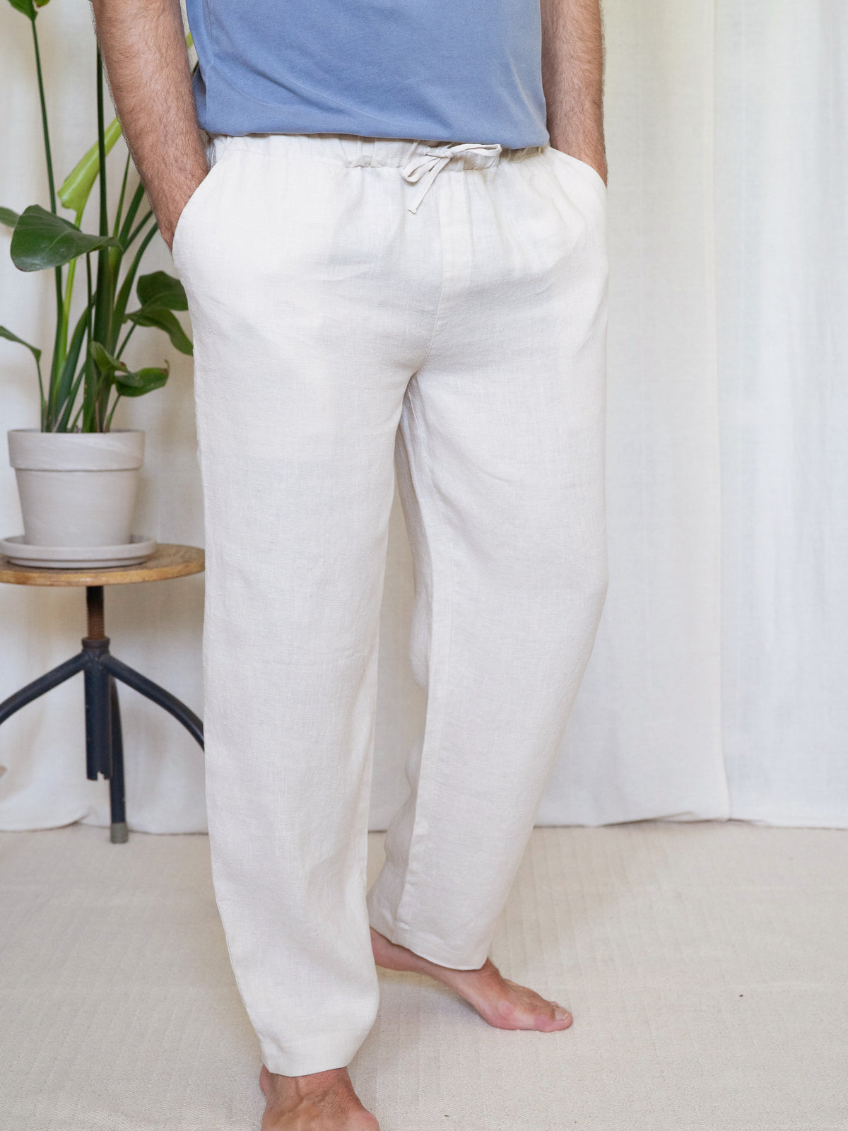 Frontale Detailansicht einer Leinenhose für Männer von FUXBAU in cremeweiss.