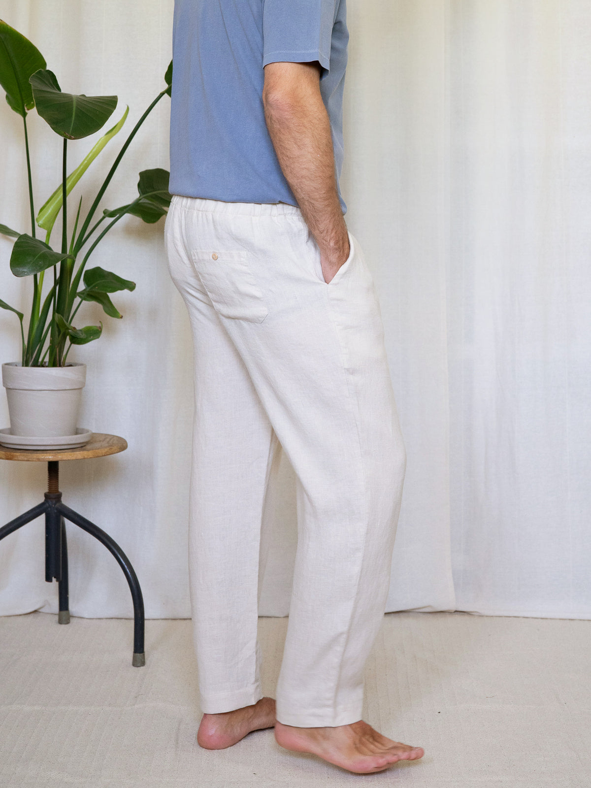 Seitliche Ansicht einer Leinenhose für Männer von FUXBAU in cremeweiss.