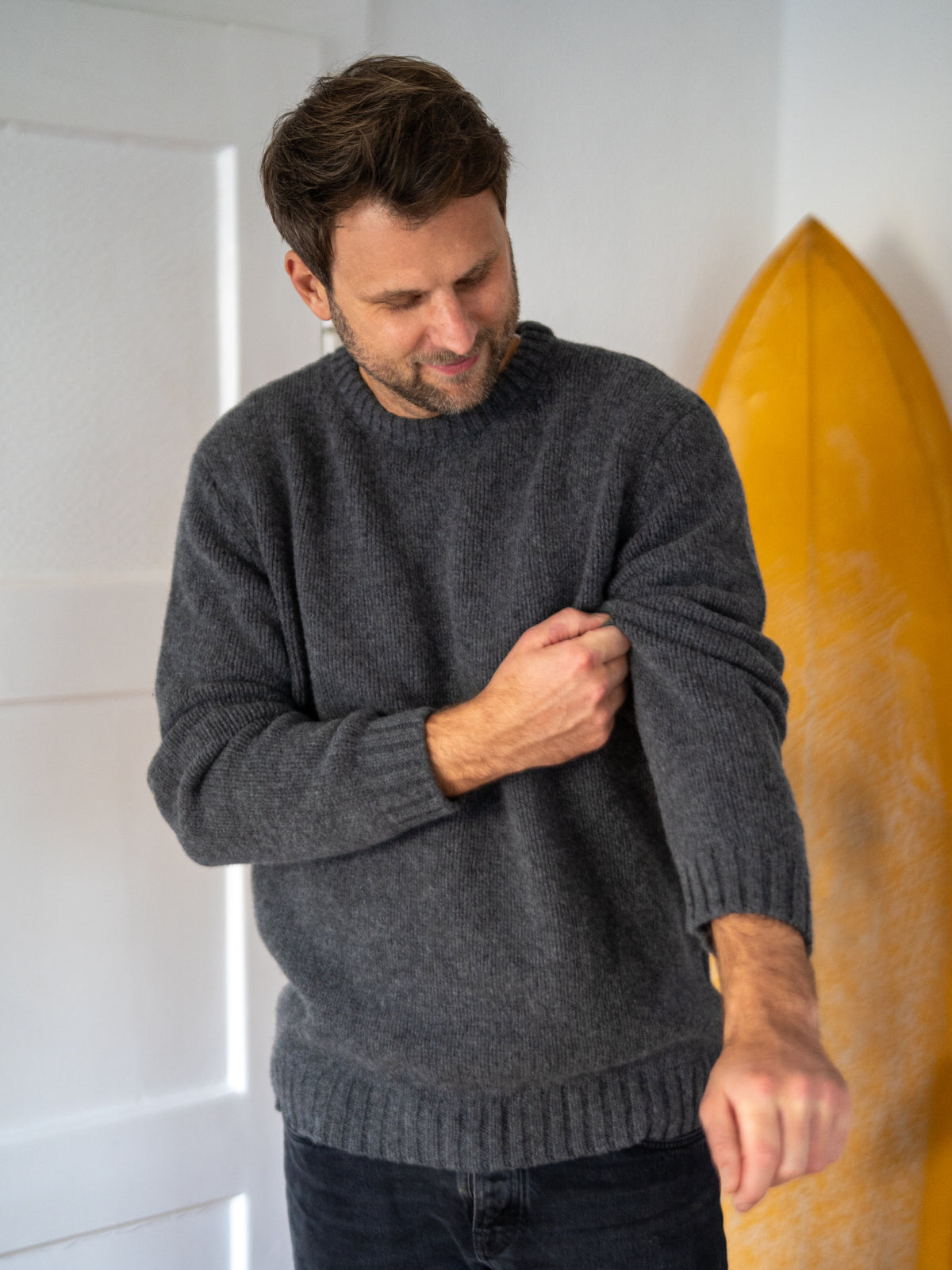 Fair Fashion Männer Strickpullover Made in Italy aus 100% extra weicher Merino Schurwolle. Mulesingfreie Wolle verarbeitet in Deutschland.