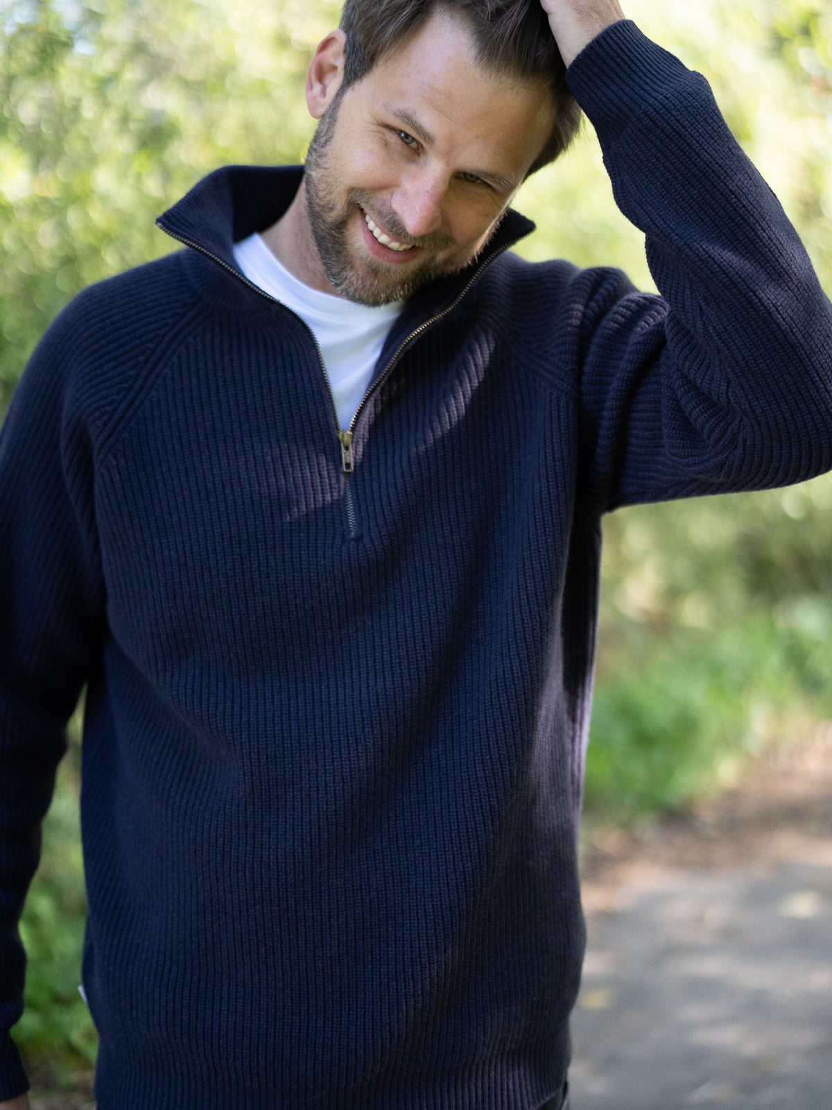 Fair Fashion Männer Merino Troyer in navy aus 100% Merino Schurwolle Made in Italy, getragen von einem jungen Mann.
