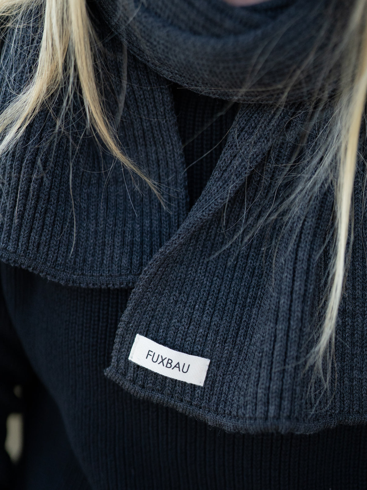 FUXBAU Fair Fashion Strickschal in anthrazit. Fair gestrickt aus Merino Schurwolle in Deutschland.