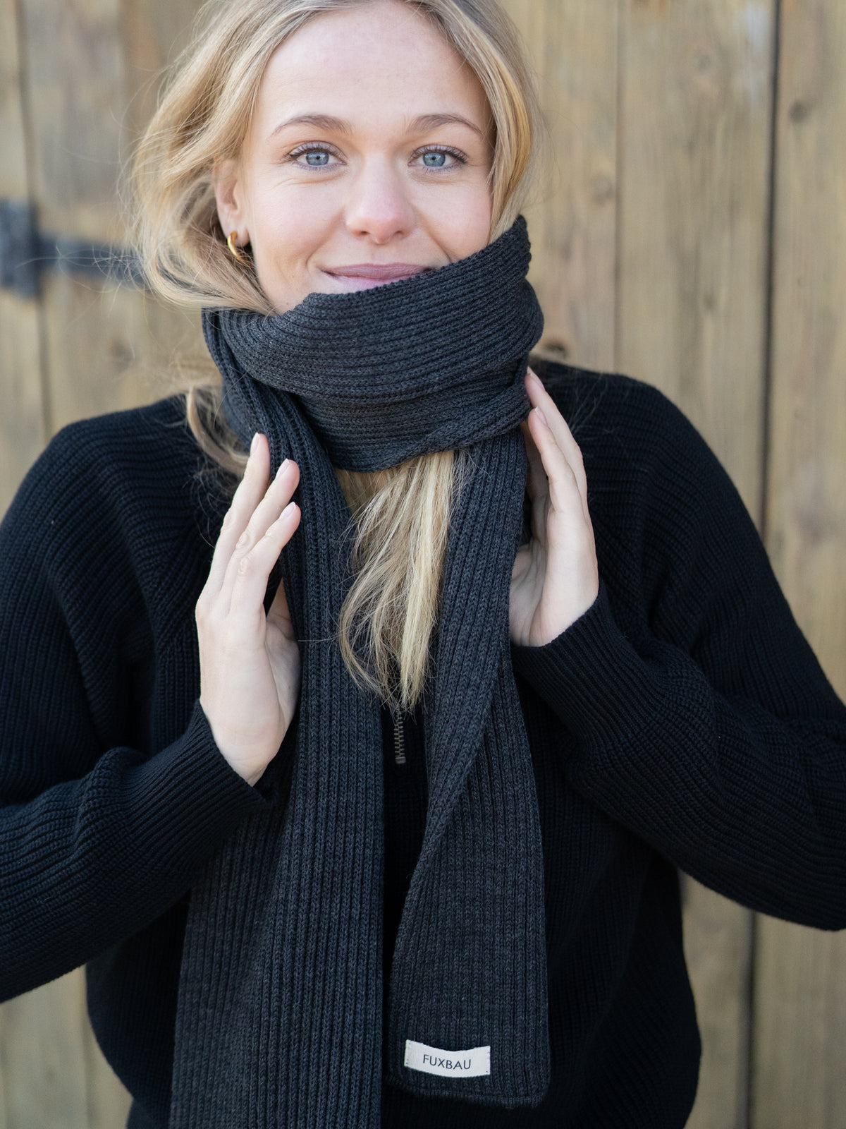 FUXBAU Fair Fashion Strickschal in anthrazit. Fair gestrickt aus Merino Schurwolle in Deutschland.