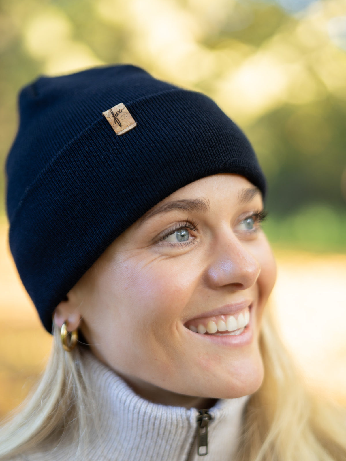 Fair Fashion Merino Kork Beanie in navy von FUXBAU. Getragen von einer jungen, blonden Frau im Herbst in Münster.