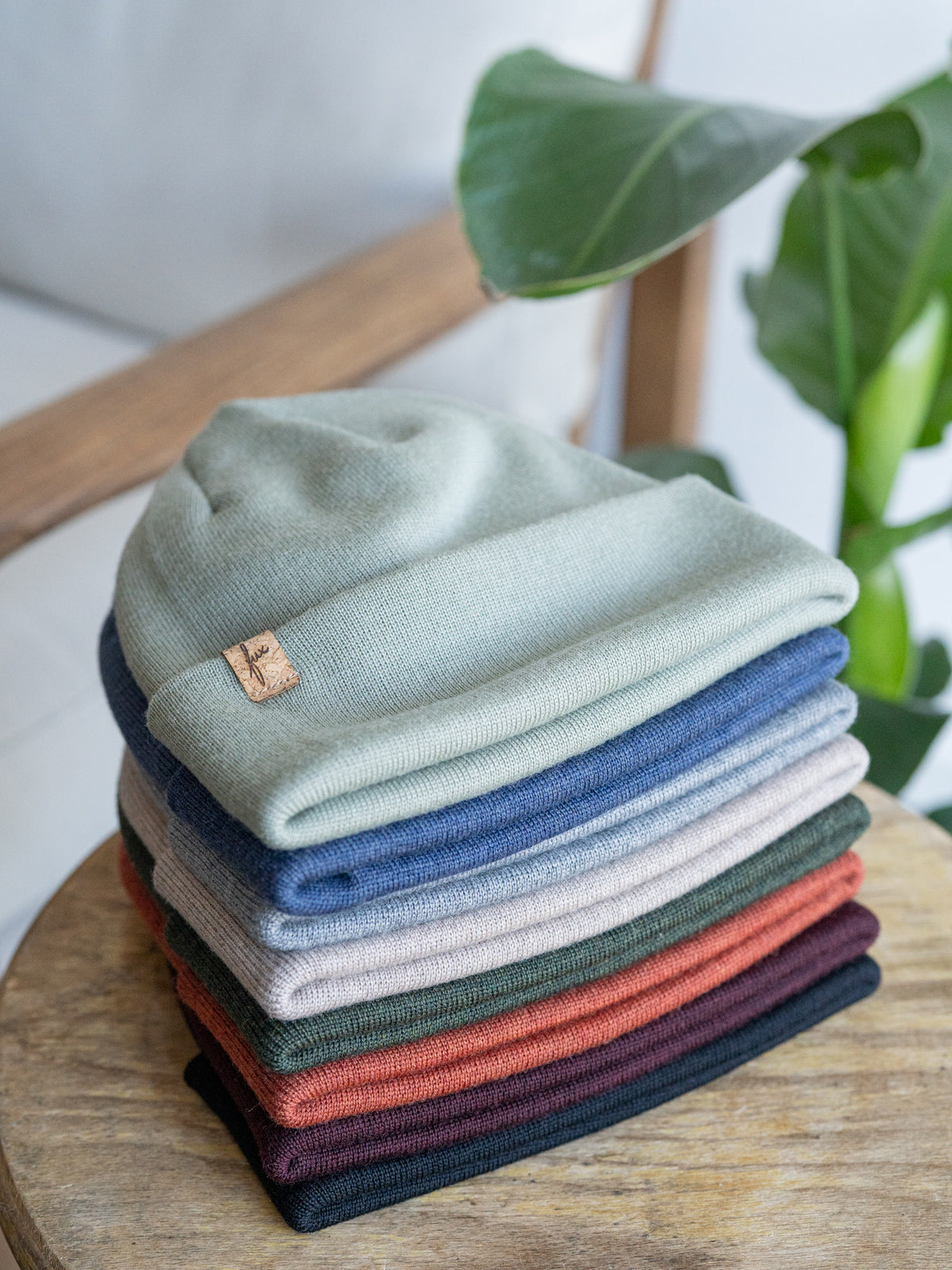 Stapel an Merino Kork Beanies von FUXBAU aus 100% Merino Schurwolle gestrickt in Deutschland mit Solarenergie.