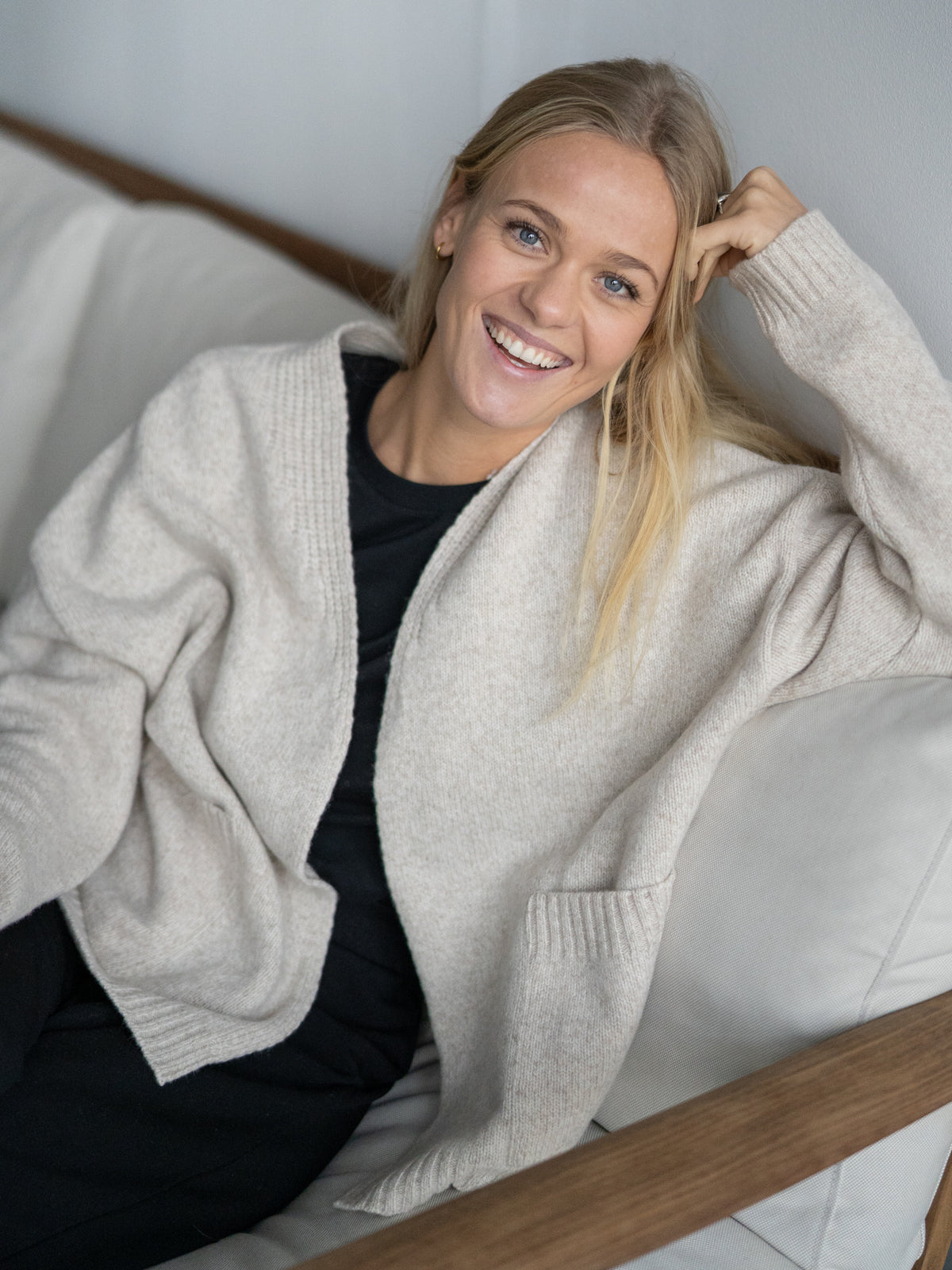 Greta trägt den Frauen Oversize Merino Cardigan aus 100% Merinowolle und in Deutschland gestrickt
