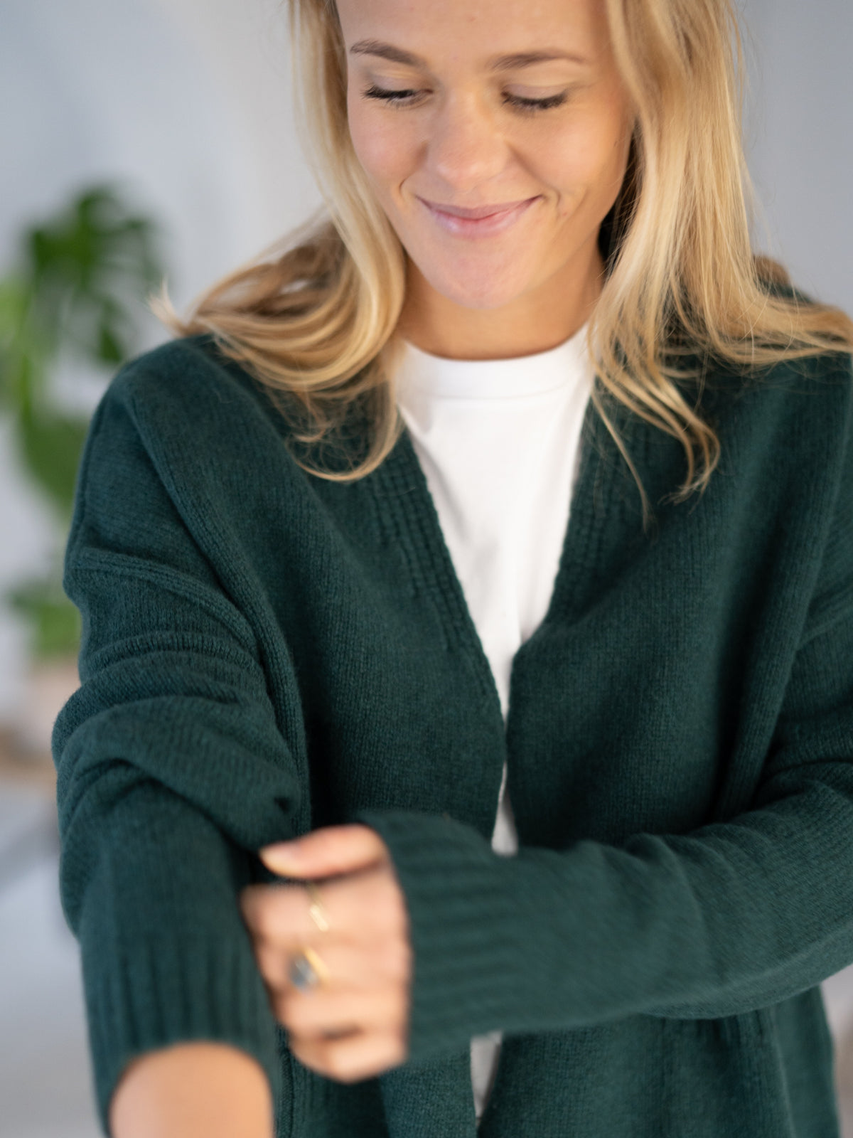 FUXBAU Merino Oversize Cardigan in grün regional bei unseren Partnern in Deutschland in einzigartiger Manufaktur-Qualität aus 100% feinster Mouline Merino Schurwolle gestrickt