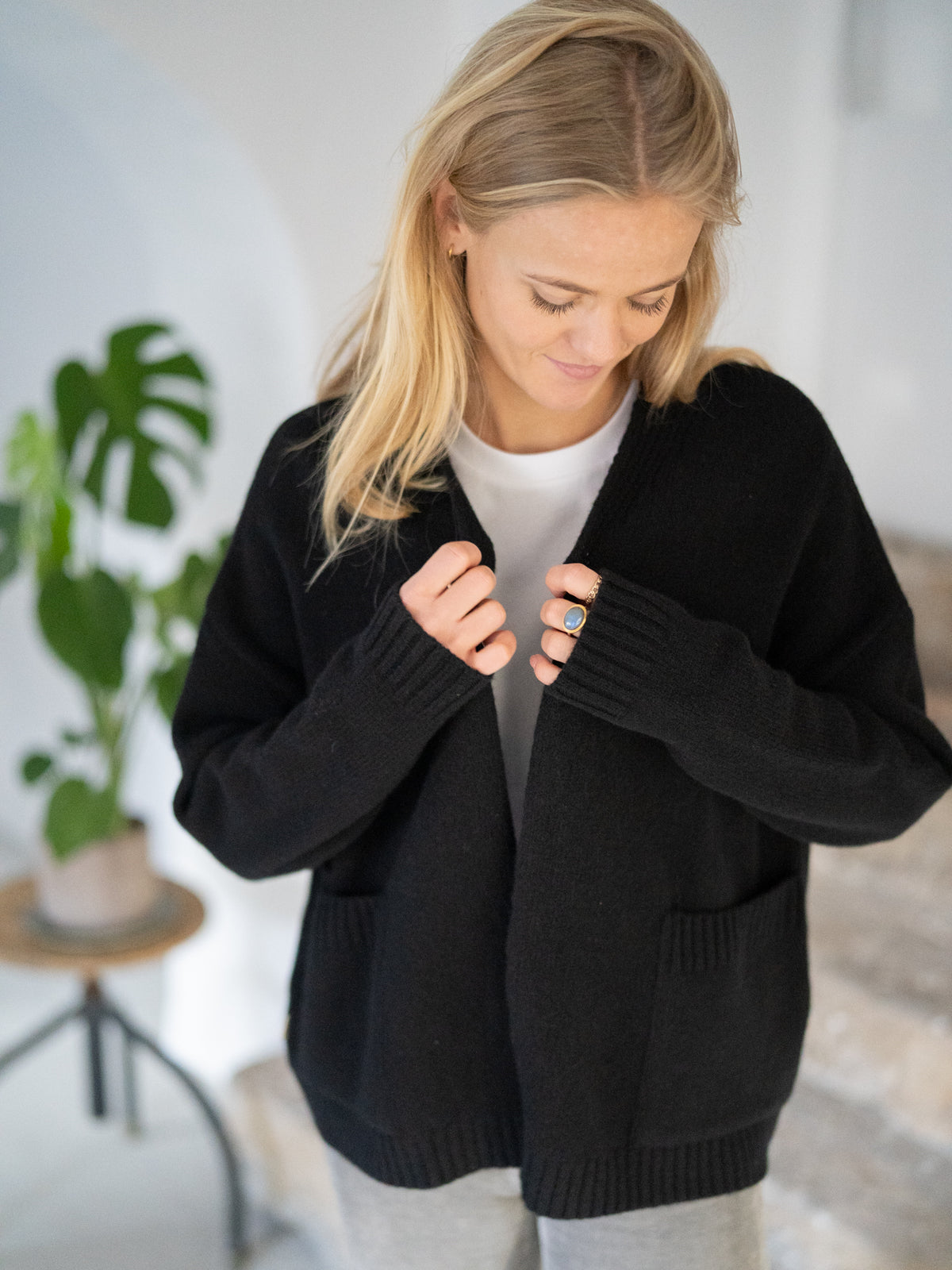 FUXBAU Frauern Oversize Merino Cardigan in schwarz regional bei unseren Partnern in Deutschland in einzigartiger Manufaktur-Qualität aus 100% feinster Mouline Merino Schurwolle gestrickt.
