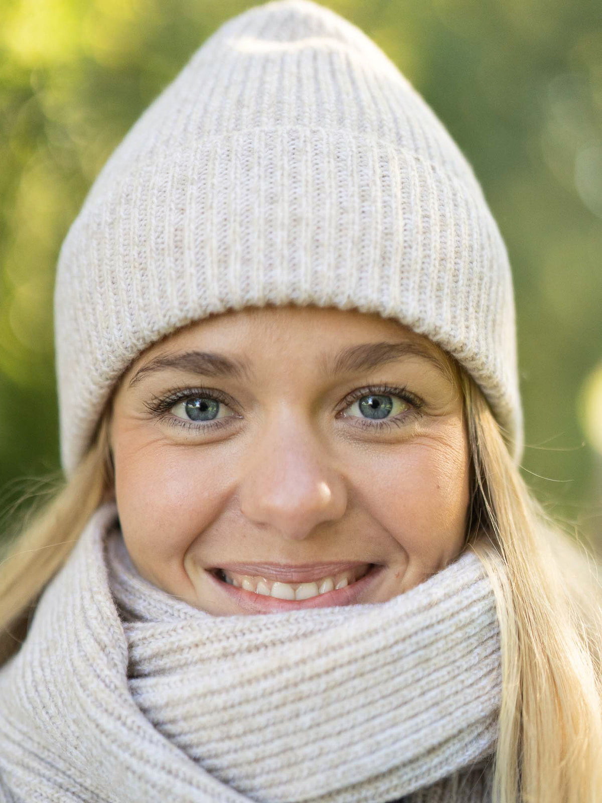 Beigemelierter Merino-Schal und passende Merino-Mütze aus Italien – weicher Rippstrick, Fair Fashion, getragen im herbstlichen Park.