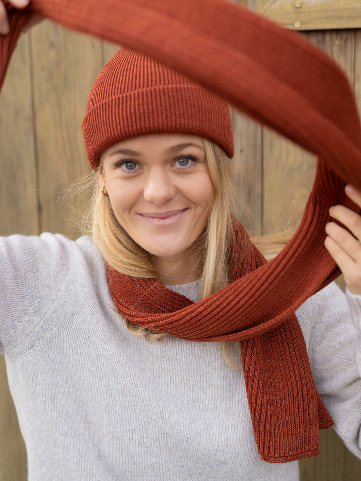 Schal von FUXBAU aus GOTS zertifizierter Merino Schurwolle herbstorange. Gestrickt mit Solarenergie in Norddeutschland.