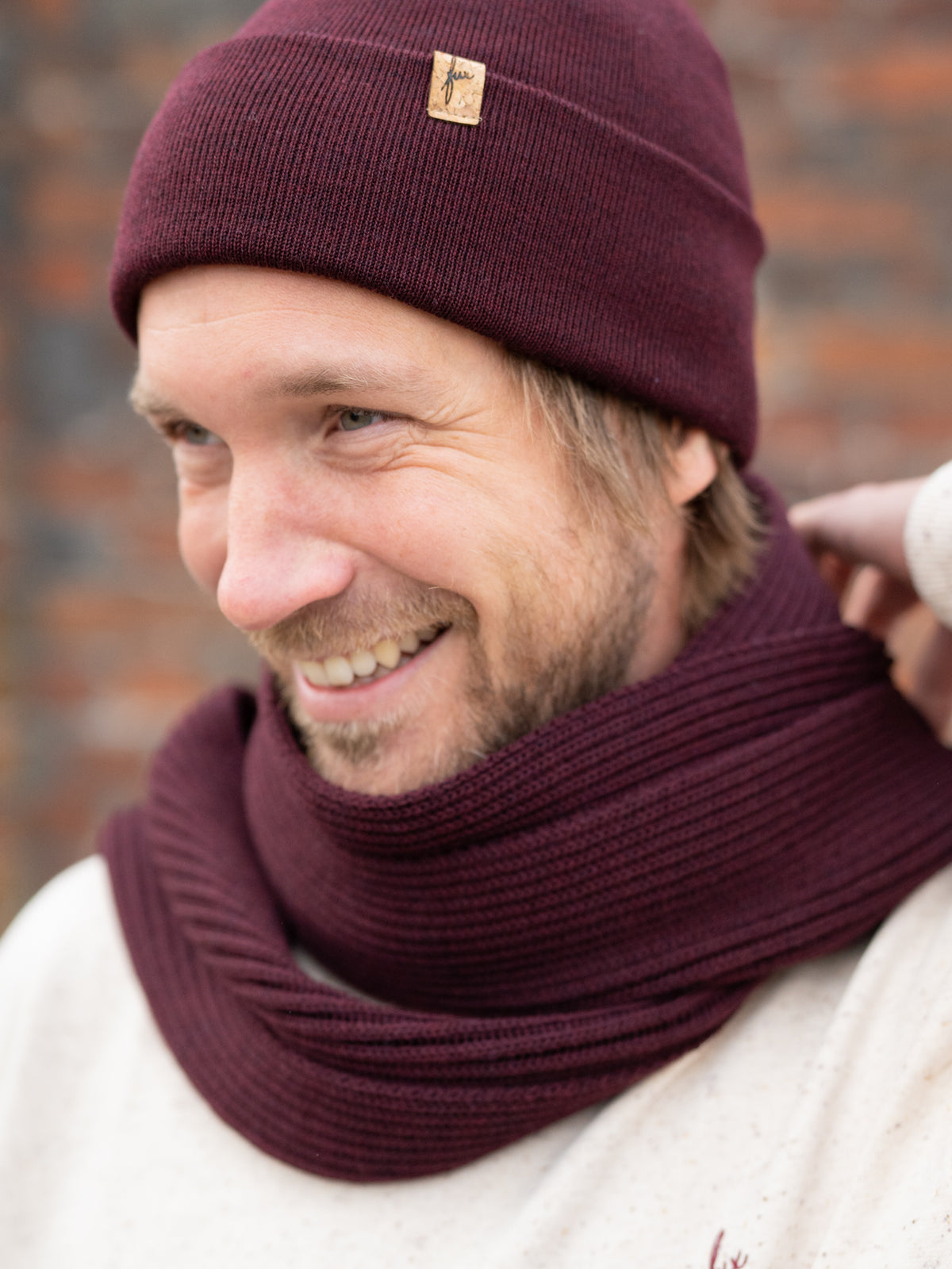 Fair Fashion Merino Strickschal von FUXBAU in bordeaux gefertigt in Deutschland.
