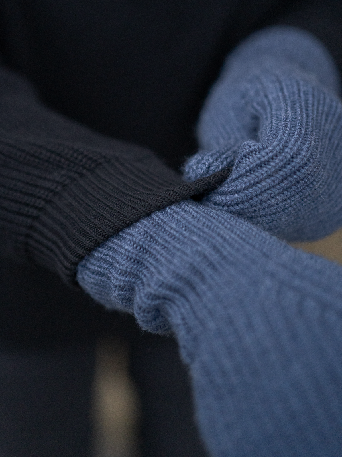 Merino Strick Fäustlinge in nachtblau von FUXBAU aus 100% GOTS zertifizierter Merinowolle. Made in Germany.