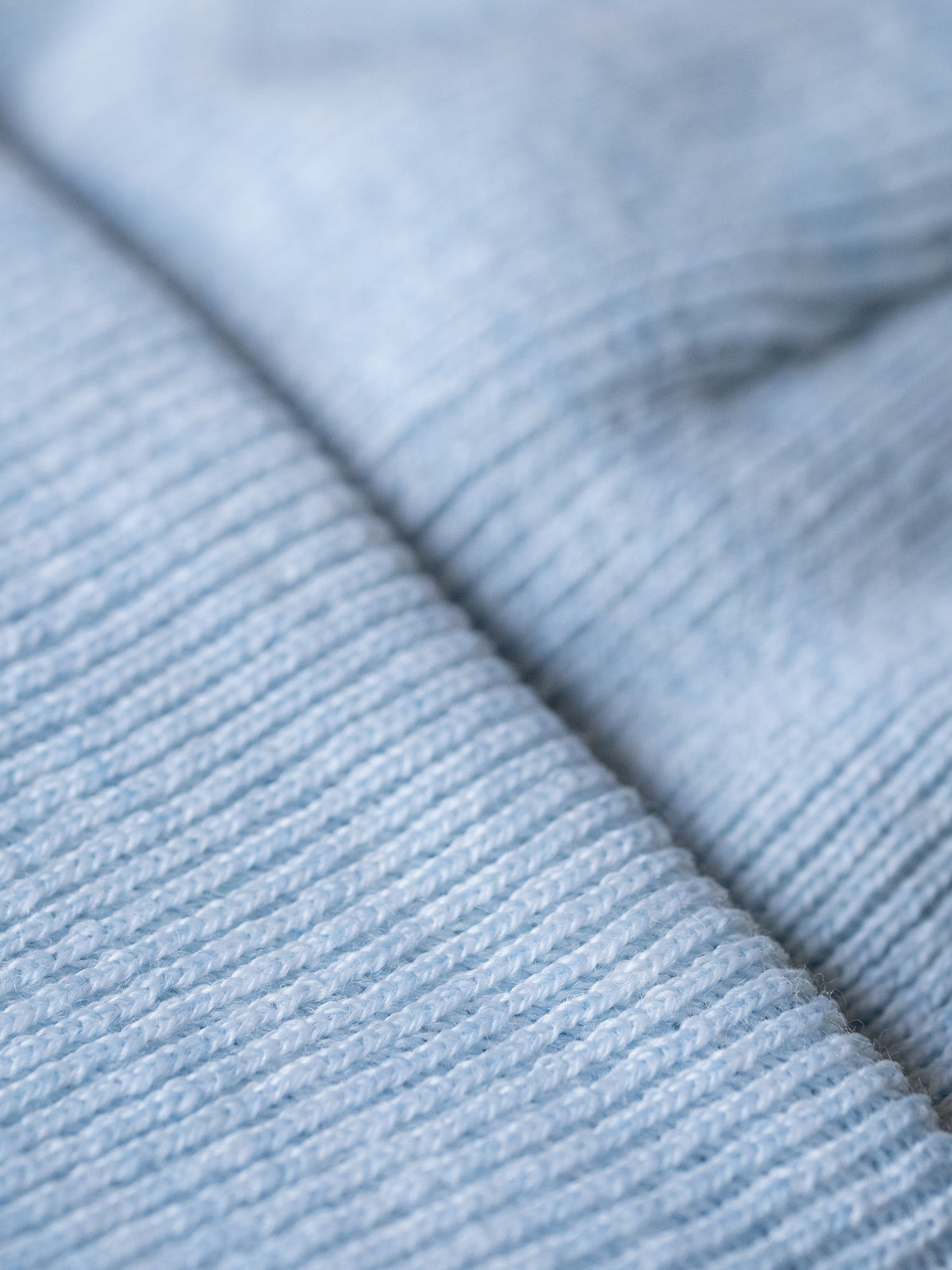 Fair Fashion Merino Strickmütze von FUXBAU aus 100% GOTS zertifizierter Wolle Made in Germany in der Farbe Eisblau.