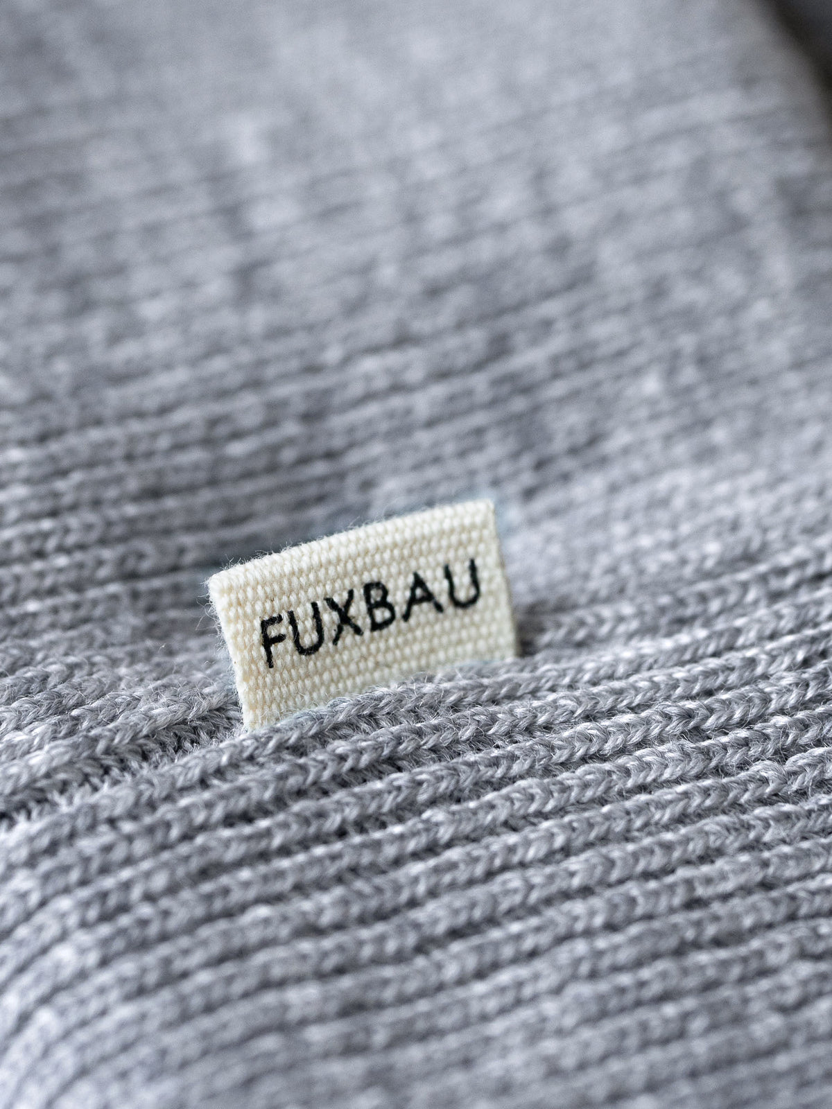 Detailbild Sideflag und Strickart der Merino Strickmütze in graumeliert von FUXBAU