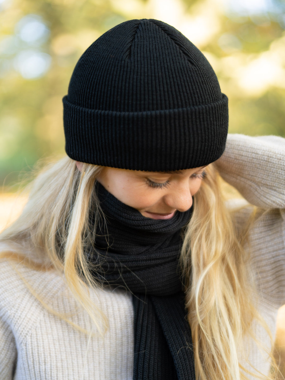 Greta trägt unsere Merino Strickmütze und Schal in schwarz