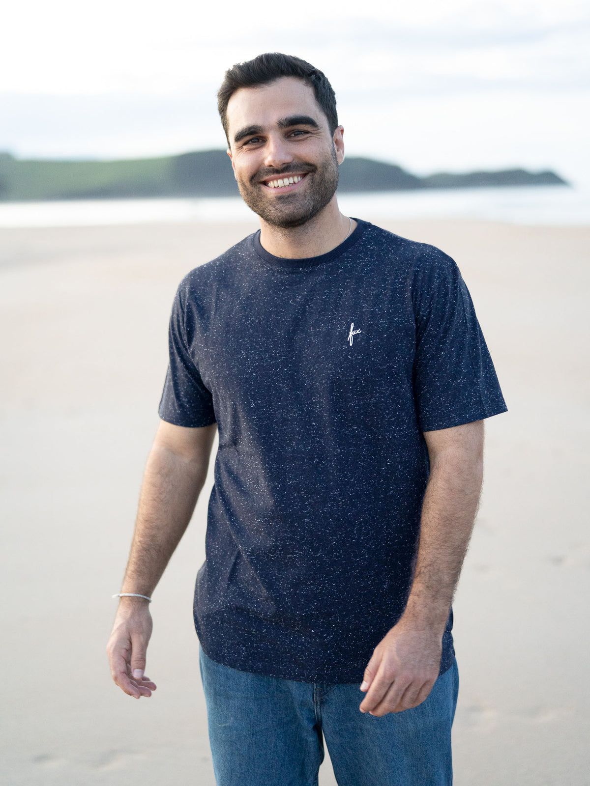Unser Freund Guillermo trägt das Männer fux T-Shirt in navy mit kleinen weißen Neps am Strand