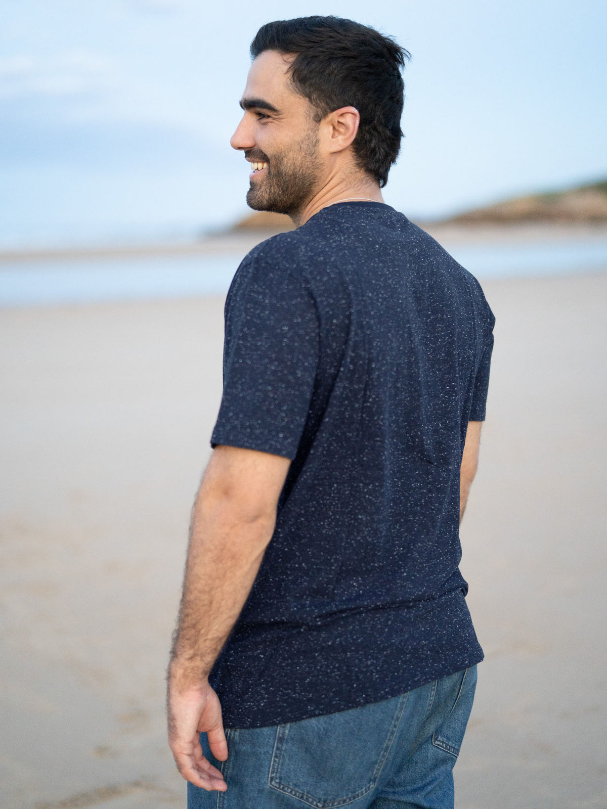 Unser Freund Guillermo trägt das Männer fux T-Shirt in navy mit weißen Neps aus GOTS zertifizierter Biobaumwolle