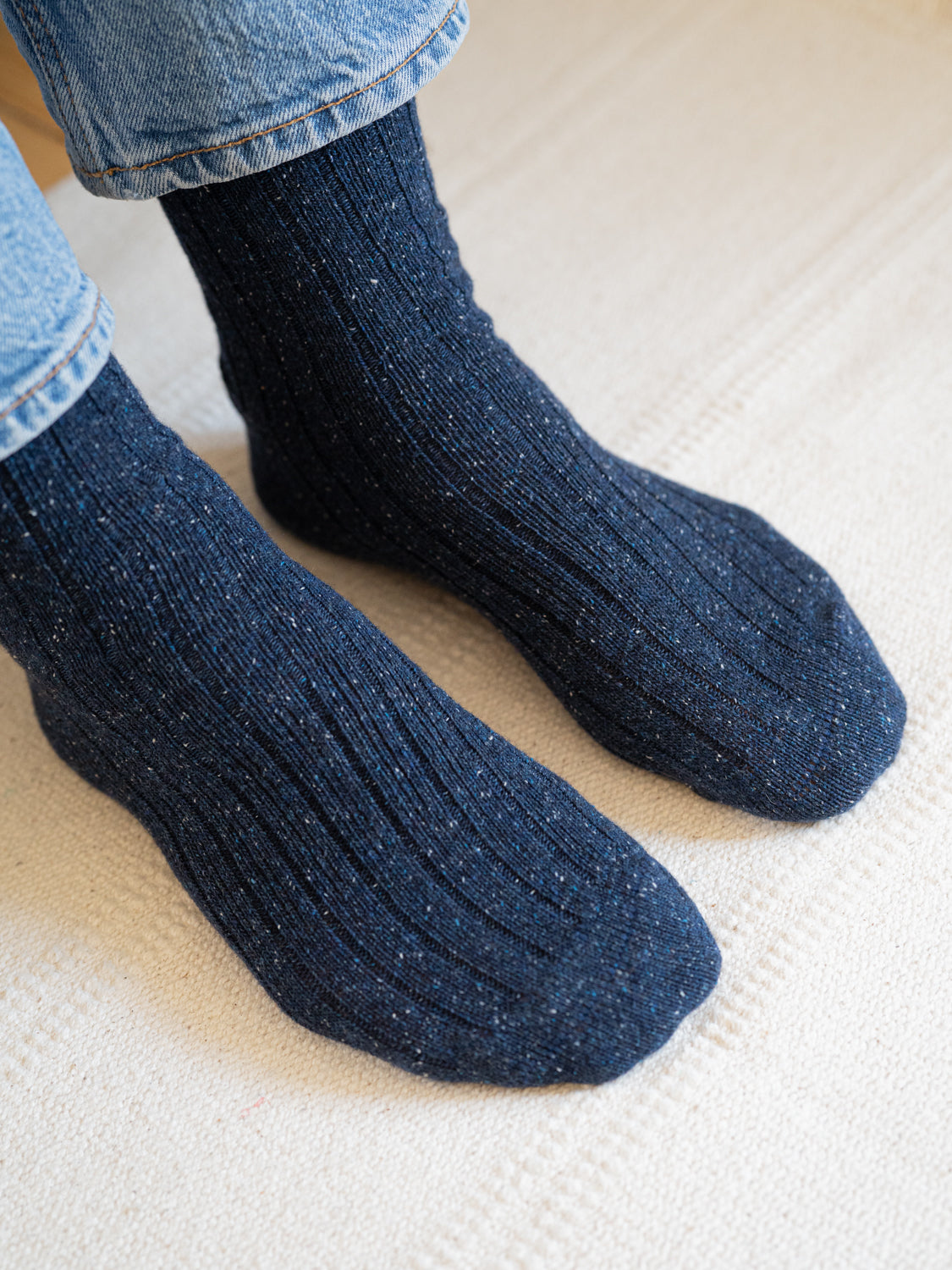 FUXBAU Fair Fashion Socken in navy mit Neps in weiss und blau.