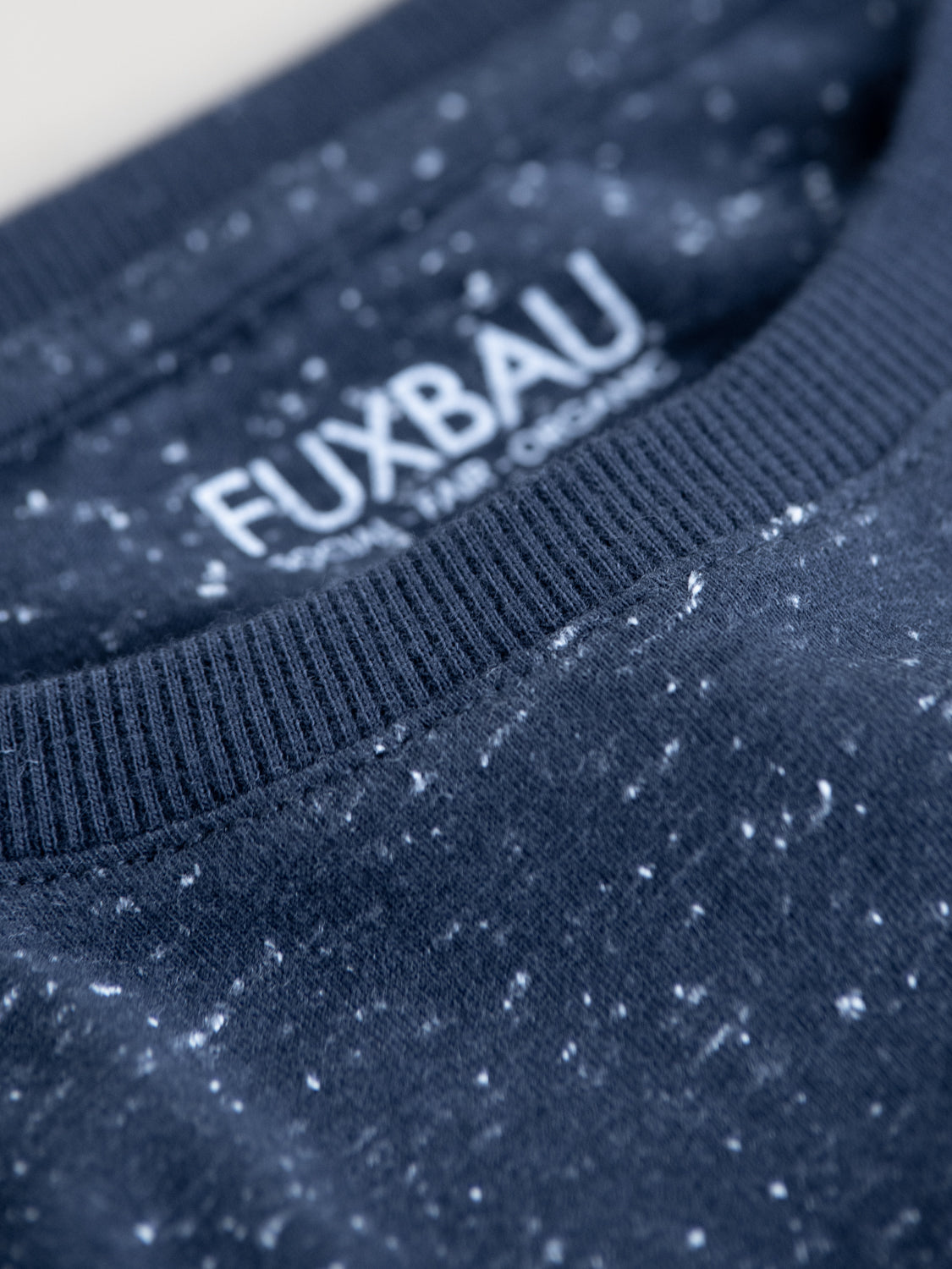 Detailansicht unseres Fair Fashion Fuxbau T-Shirt in navy mit weißen Punkten aus GOTS zertifizierter Biobaumwolle. Gefertigt unter fairen Bedingungen in Portugal und inspiriert durch die Schönheit der Ozeane.