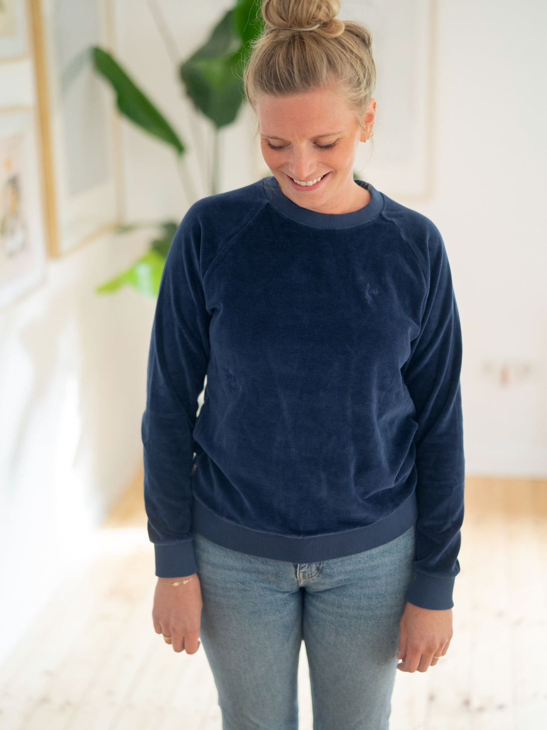 Isi trägt den FUXBAU Samt Sweater in navy für Frauen aus 100% GOTS zertifizierter Biobaumwolle & made in Portugal.
