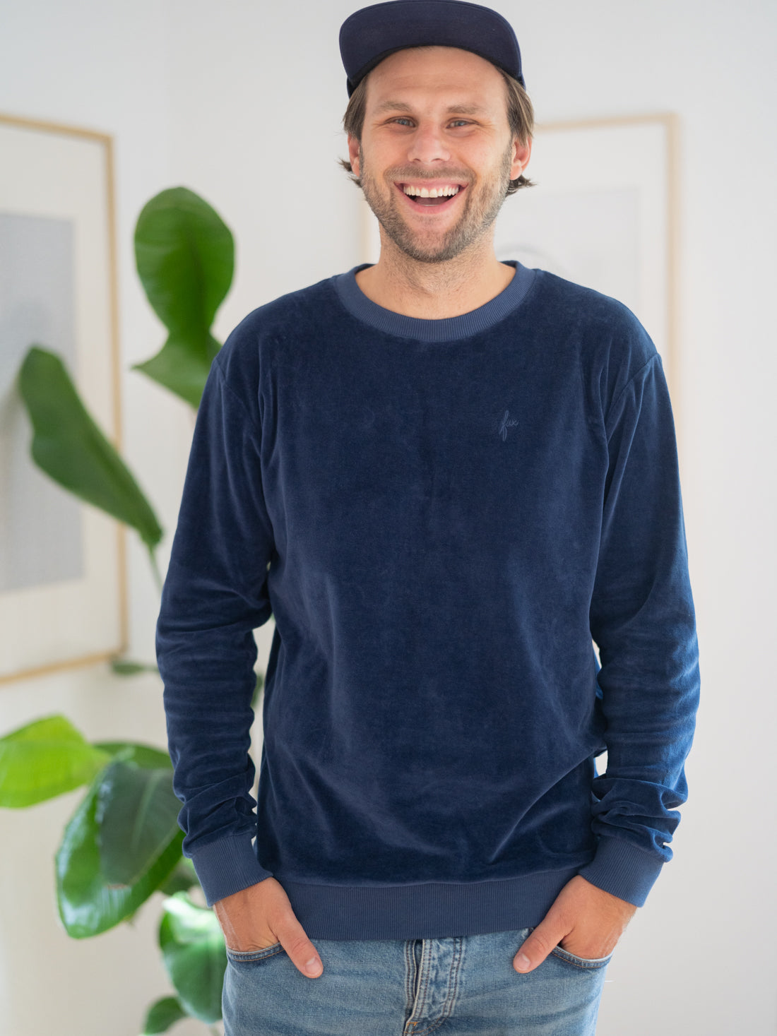 Philipp trägt den FUXBAU Samt Sweater in navy für Männer aus 100% GOTS zertifizierter Biobaumwolle & made in Portugal.