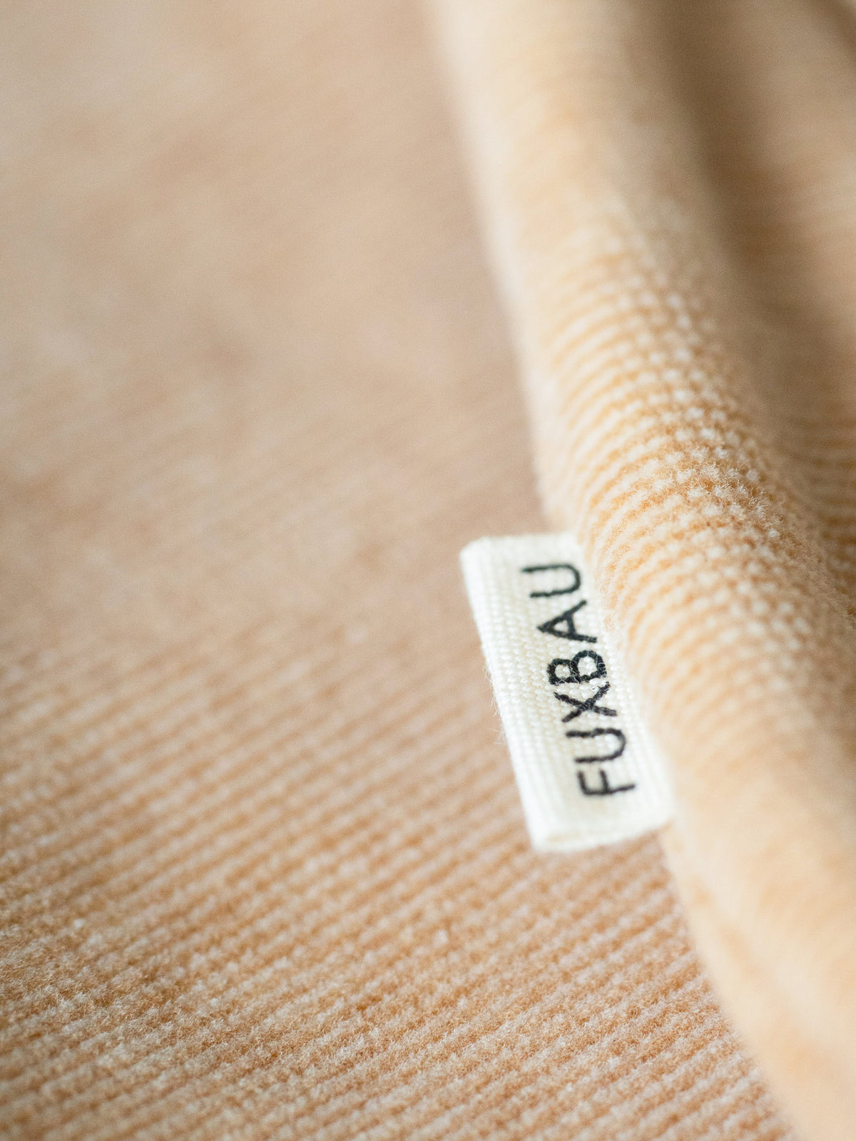 Detailbild Sideflag unserer gelb beige geriffelt Kollektion aus 100% GOTS zertifizierter Biobaumwolle