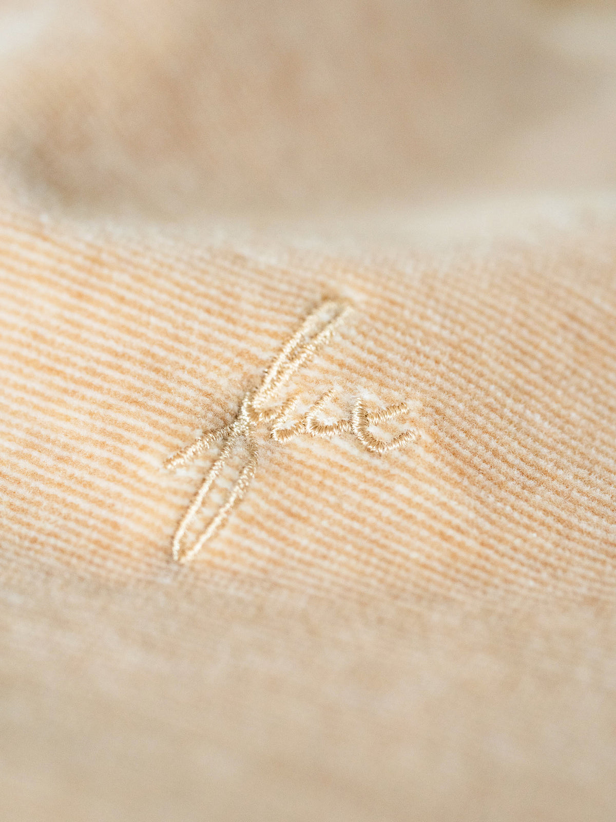 Detailbild fux Stick unserer gelb beige geriffelt Kollektion aus 100% GOTS zertifizierter Biobaumwolle