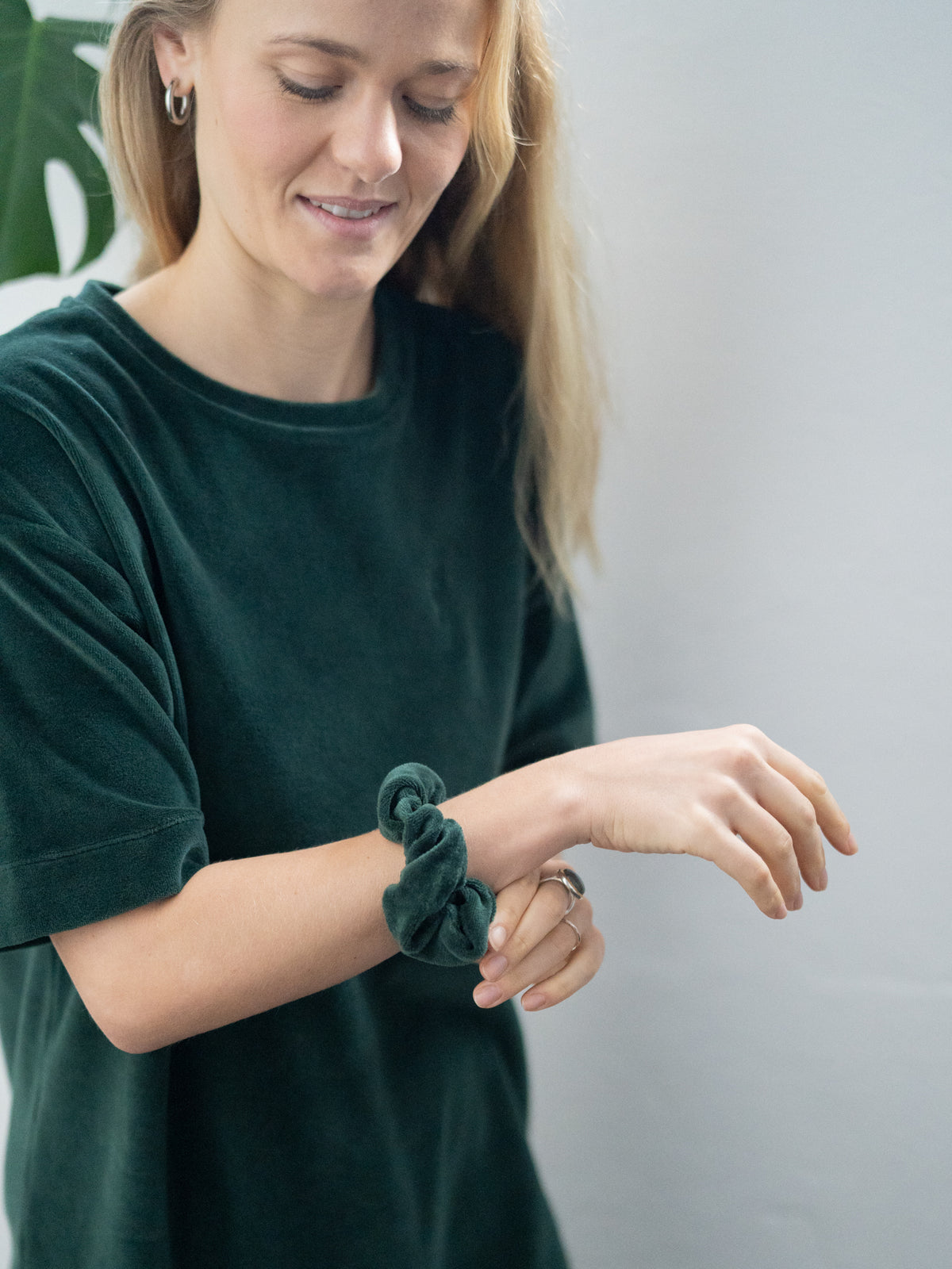 Greta trägt unser faires FUXBAU Scrunchie in grün am Arm.