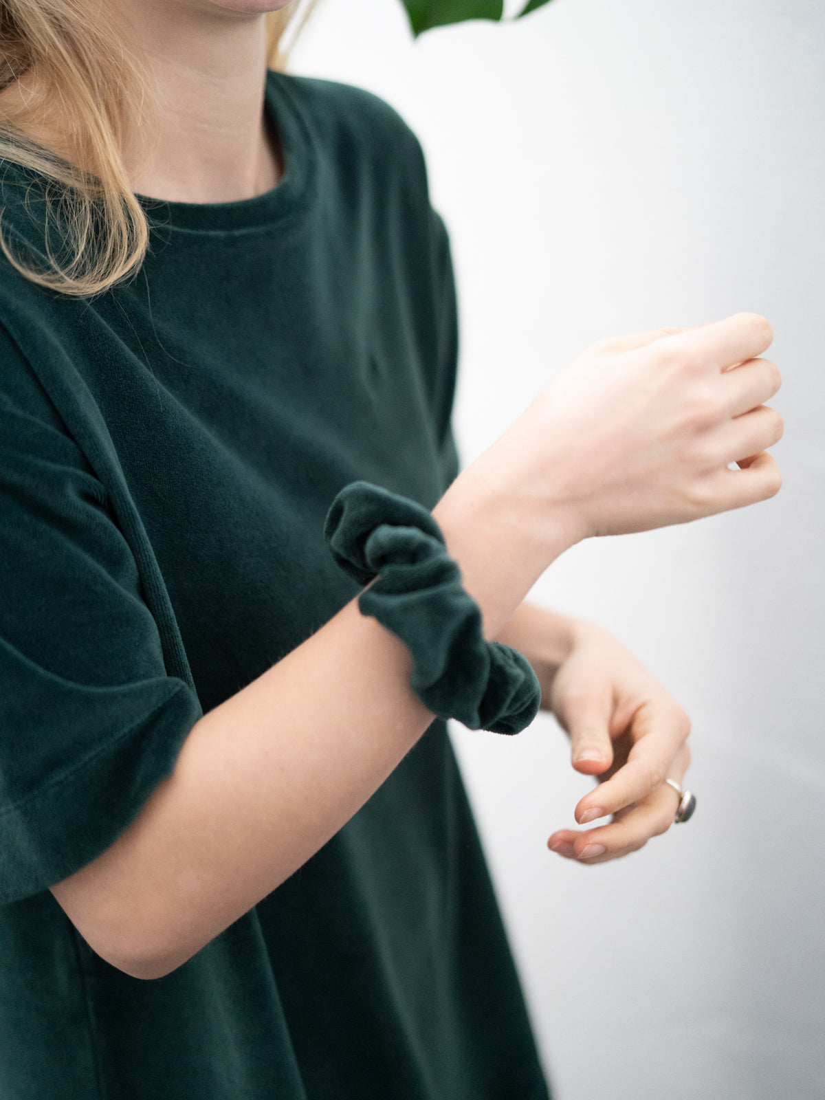 Greta trägt unser faires FUXBAU Scrunchie am Handgelenk.