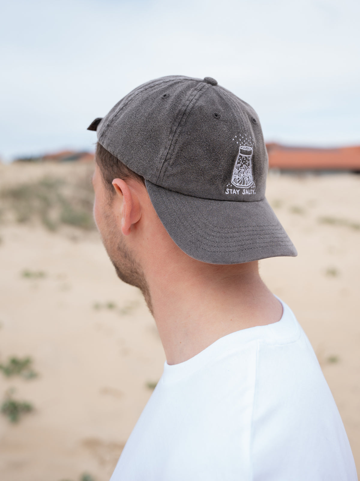 Fredde trägt unsere faire Stay Salty Dad Cap in salzschwarz aus 100% GOTS zertifizierter Biobaumwolle Made in Portugal.