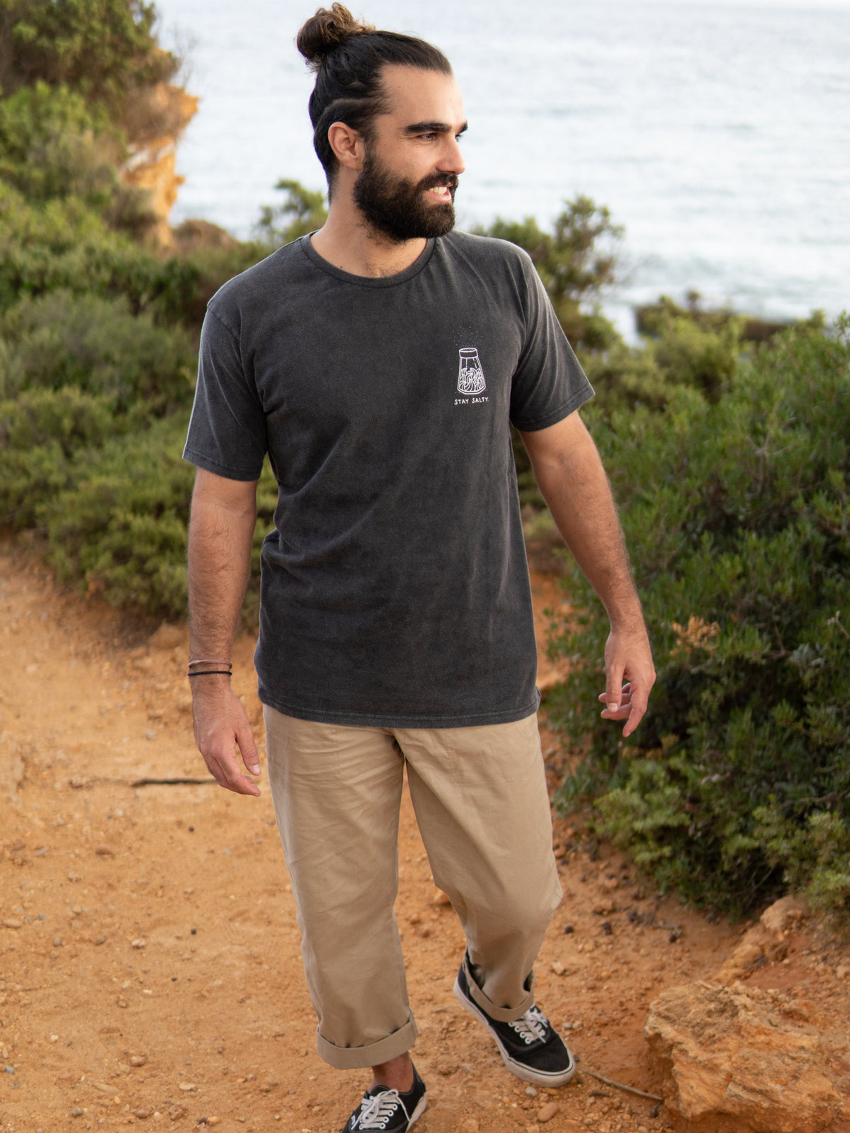 Guillermo trägt das Männer Stay Salty T-Shirt von FUXBAU aus 100% Biobaumwolle, GOTS & fair in Portugal hergestellt.