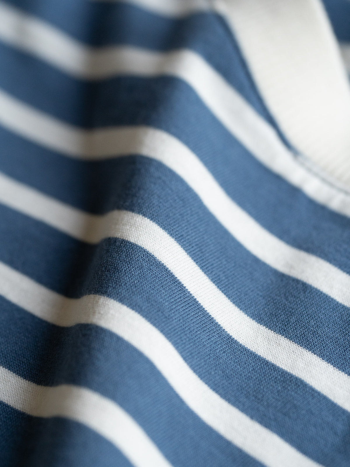 Detailansicht eines Fair Fashion Frauen Streifen Longsleeve in creme blau von FUXBAU aus 100% GOTS zertifizierter Biobaumwolle.