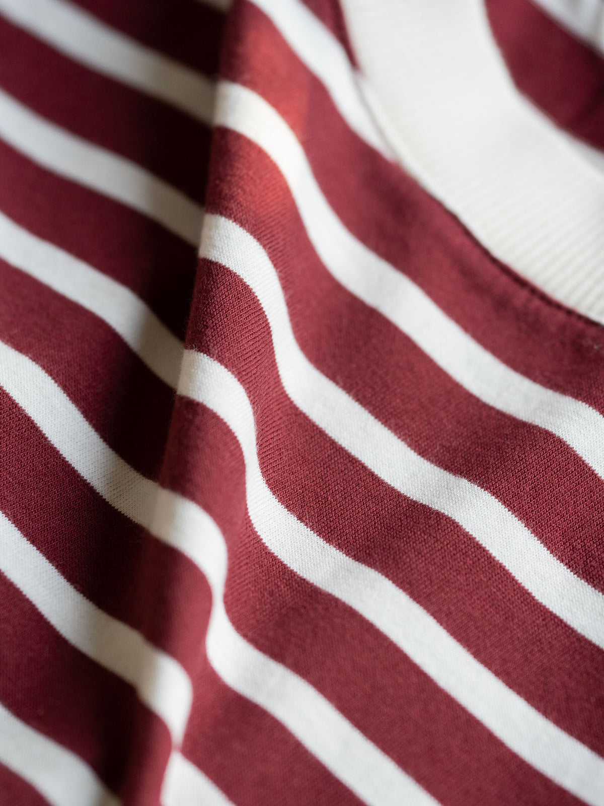 Detailansicht eines Fair Fashion Frauen Streifen Longsleeve in creme bordeaux aus 100% GOTS zertifizierter Biobaumwolle.
