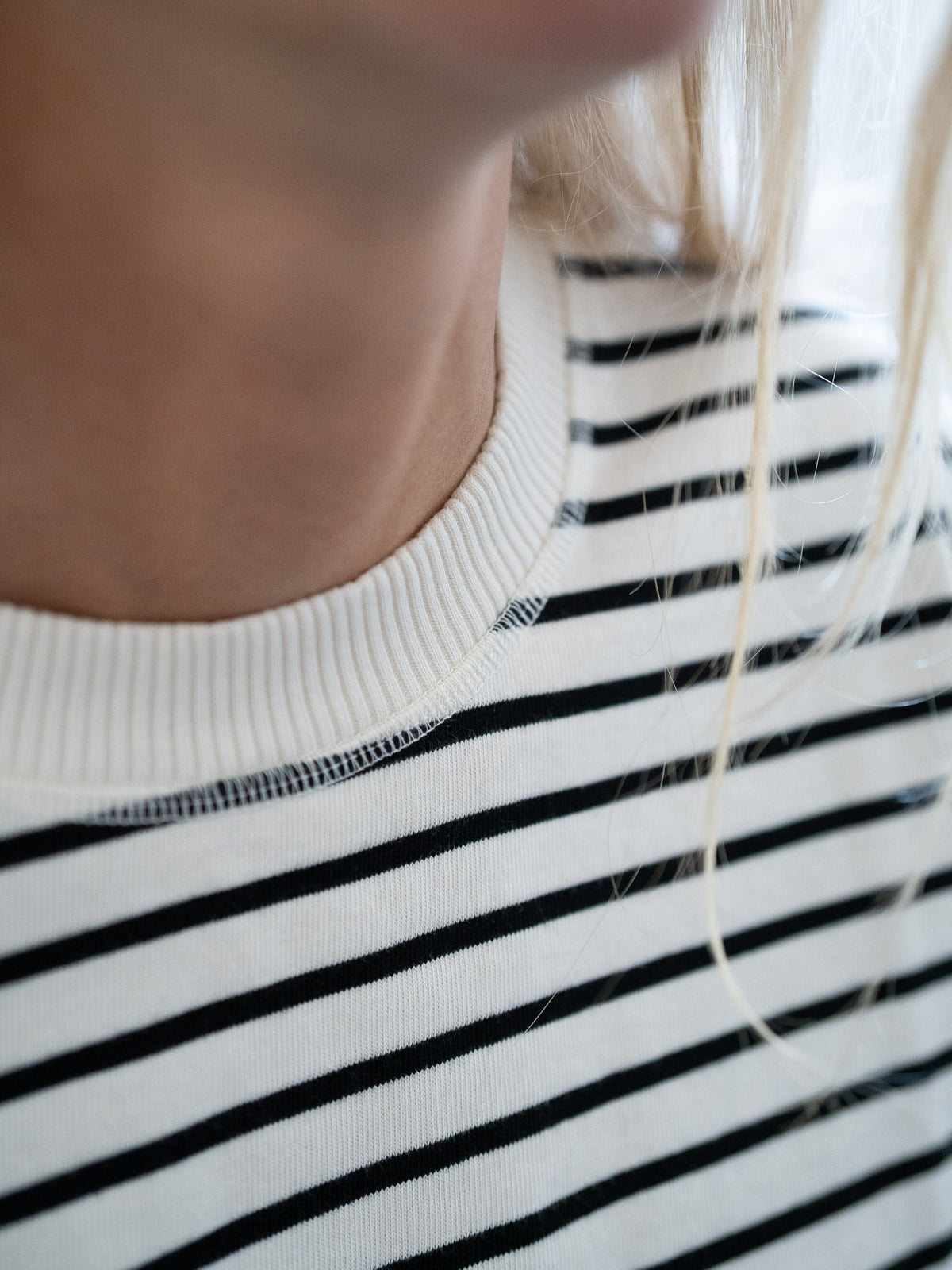 Rippenkragen unseres Streifen Longsleeves in weiß schwarz