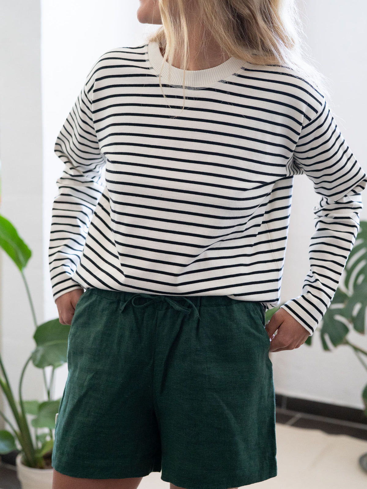 Greta ist 1,72m und trägt das schwarz-weiß gestreifte Longsleeve.