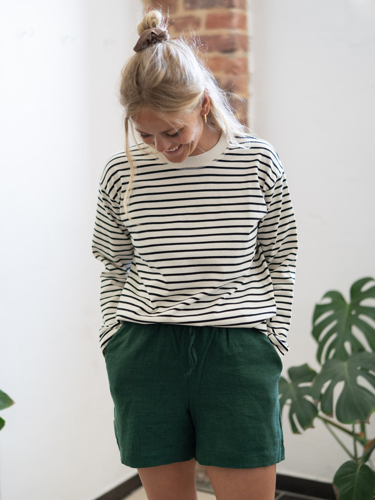 Das  Frauen Longsleeve in weiss mit schwarzen Streifen hat eine optimale Passform, ist kastig geschnitten, mit langen Ärmeln.