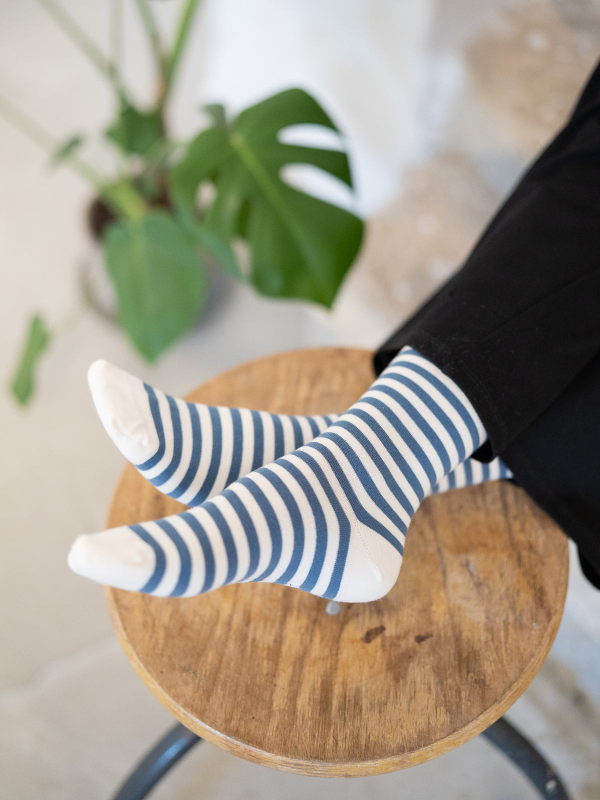 Fair Fashion Unisex Socken von FUXBAU in cremeweiss blau gestreift aus 100% Biobaumwolle.
