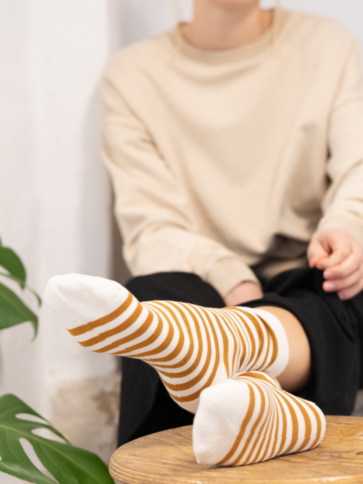 Fair Fashion Unisex Socken von FUXBAU in cremeweiss senf gestreift aus 100% Biobaumwolle.