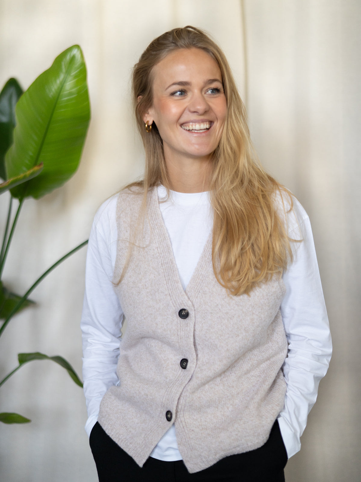 Damen Strickweste von FUXBAU in Beigemeliert – klassischer, minimalistischer Stil aus weicher Merinowolle