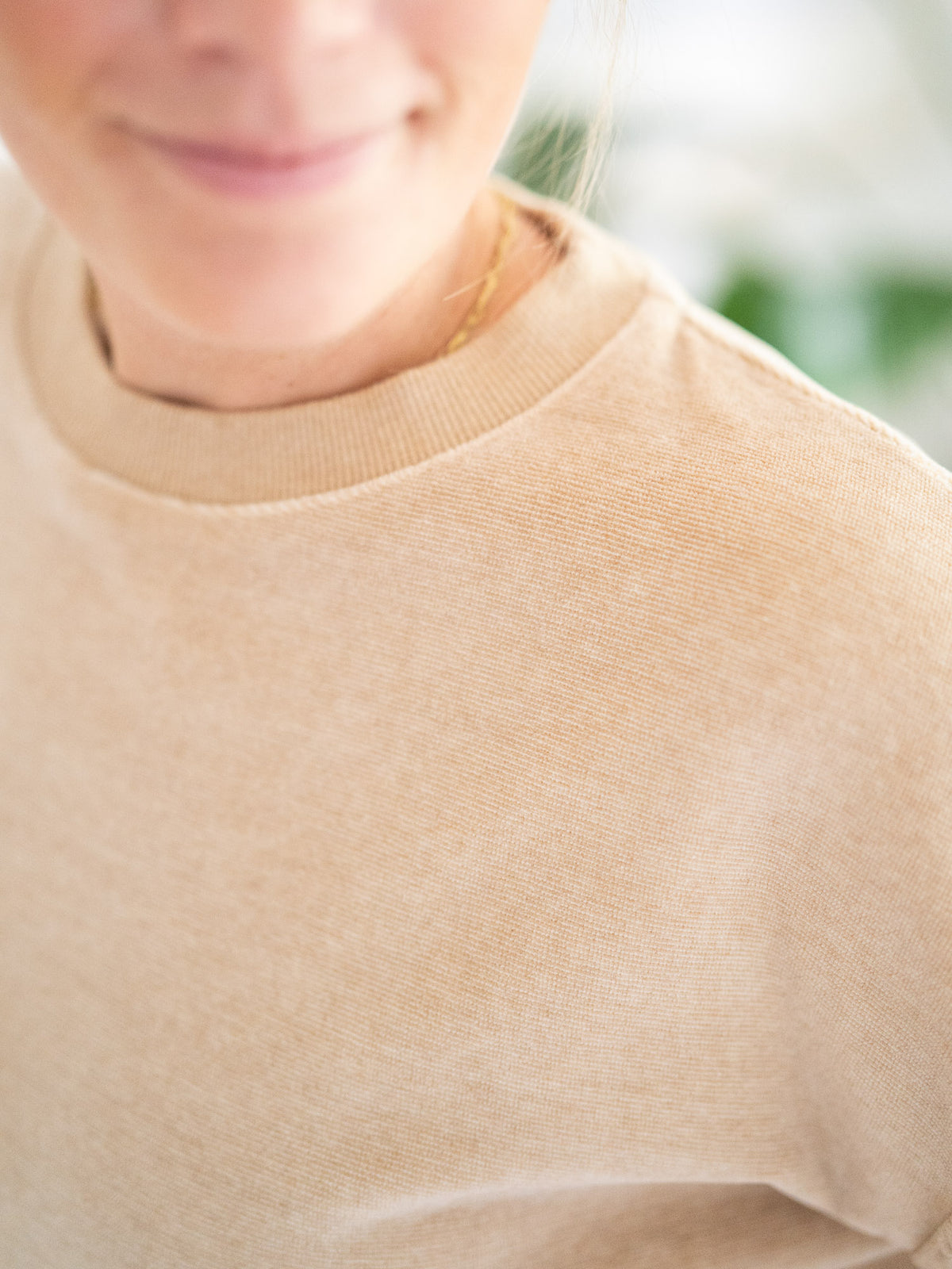 FUXBAU Fair Fashion Frauen Oversize Samt Pullover beige gelb geriffelt aus 100% GOTS zertifizierter Biobaumwolle Made in Portugal.