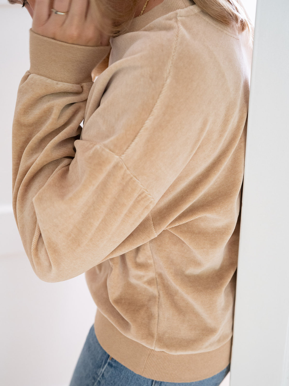FUXBAU Fair Fashion Frauen Oversize Samt Pullover beige gelb geriffelt aus 100% GOTS zertifizierter Biobaumwolle Made in Portugal.