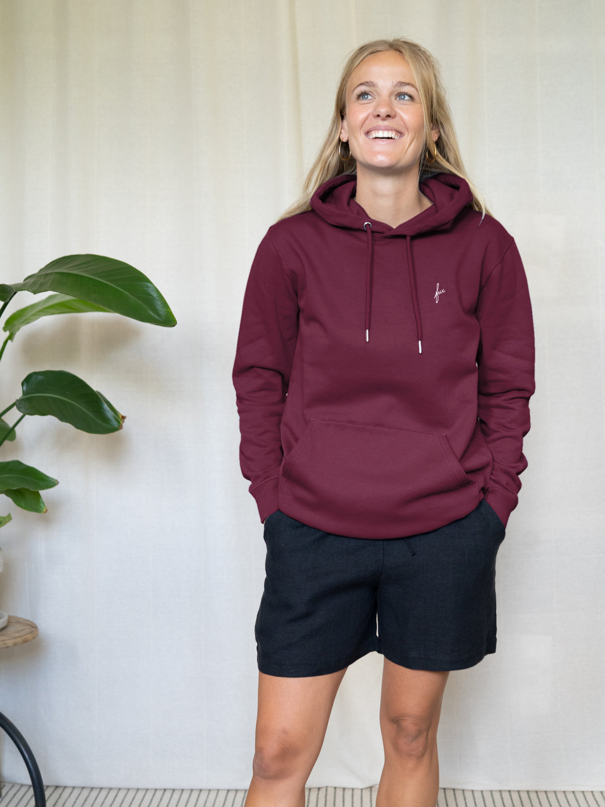 FUXBAU Unisex Hoodie bordeaux aus GOTS Bio-Baumwolle getragen von weiblichem Model